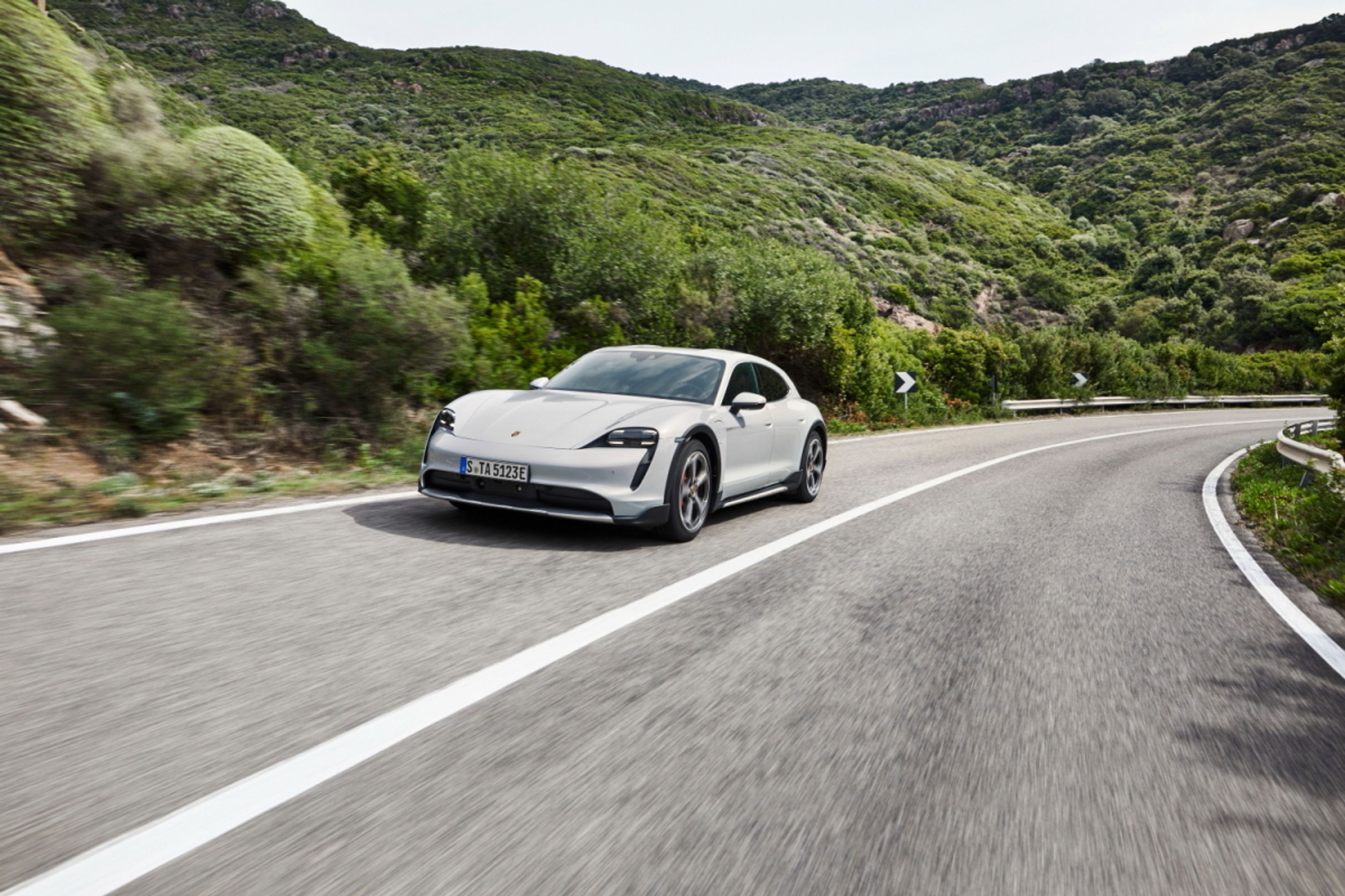Porsche Taycan Cross Turismo - 21 - Fotogalerie: První elektrický kombík - Porsche Taycan Cross Turismo (19/19)