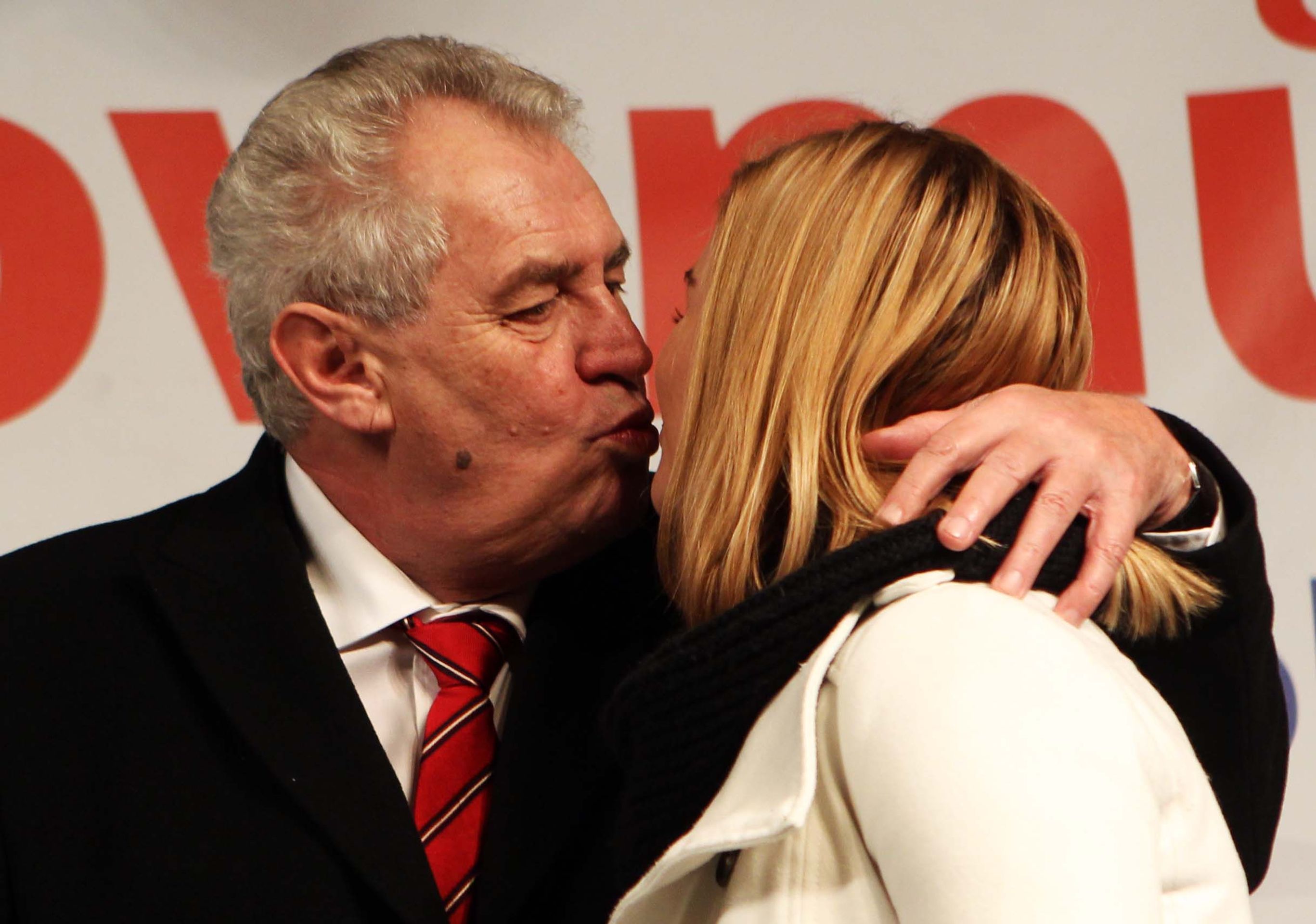 Zeman s dcerou - Galerie: Líbající politici (3/11)