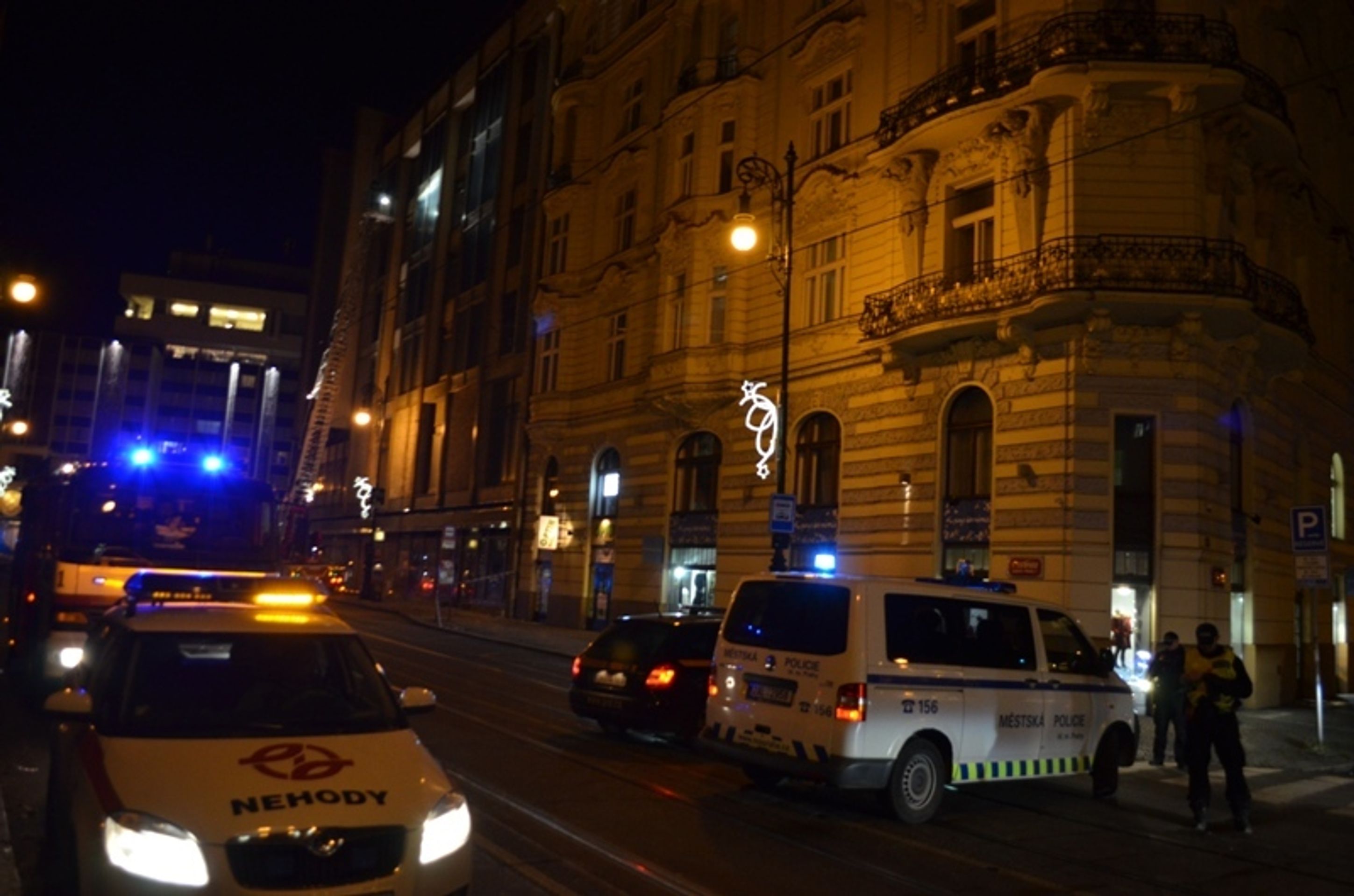 Spadlá omítka v Praze - 2 - GALERIE: Spadlá omítka v centru Prahy v ulici 17. listopadu (3/4)
