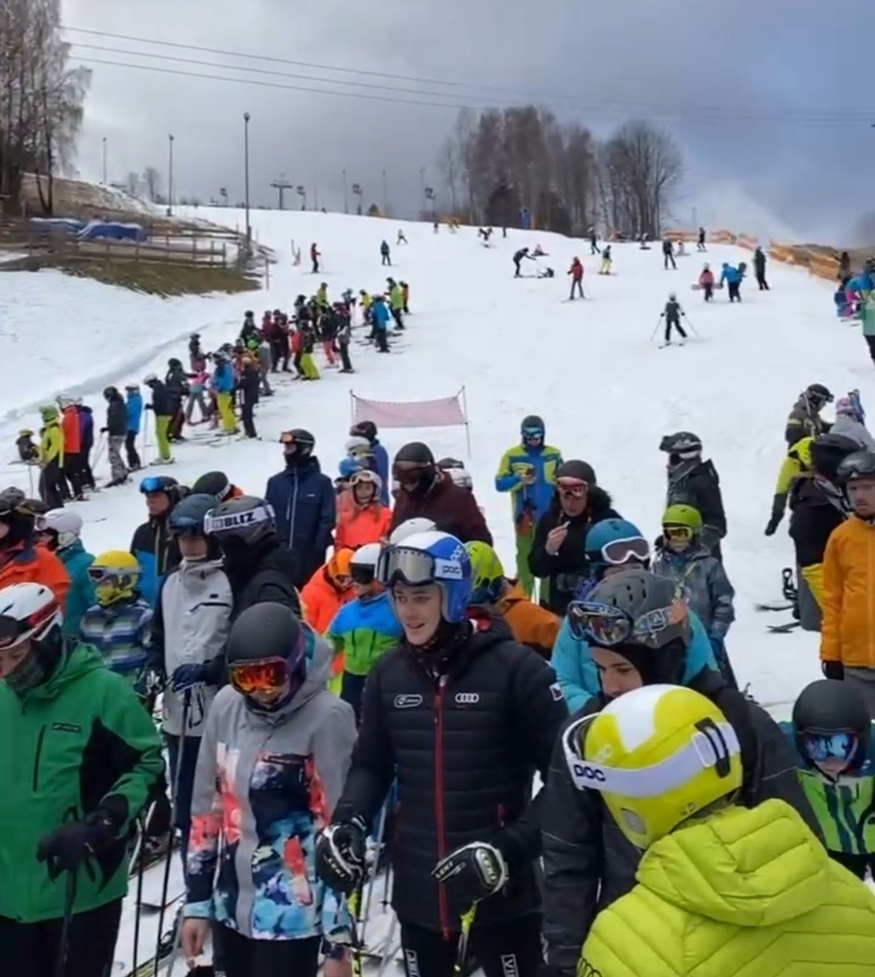 Skiareály - 4 - GALERIE: Lidé naposledy vyrazili na sjezdovky, od neděle zavírají (1/5)