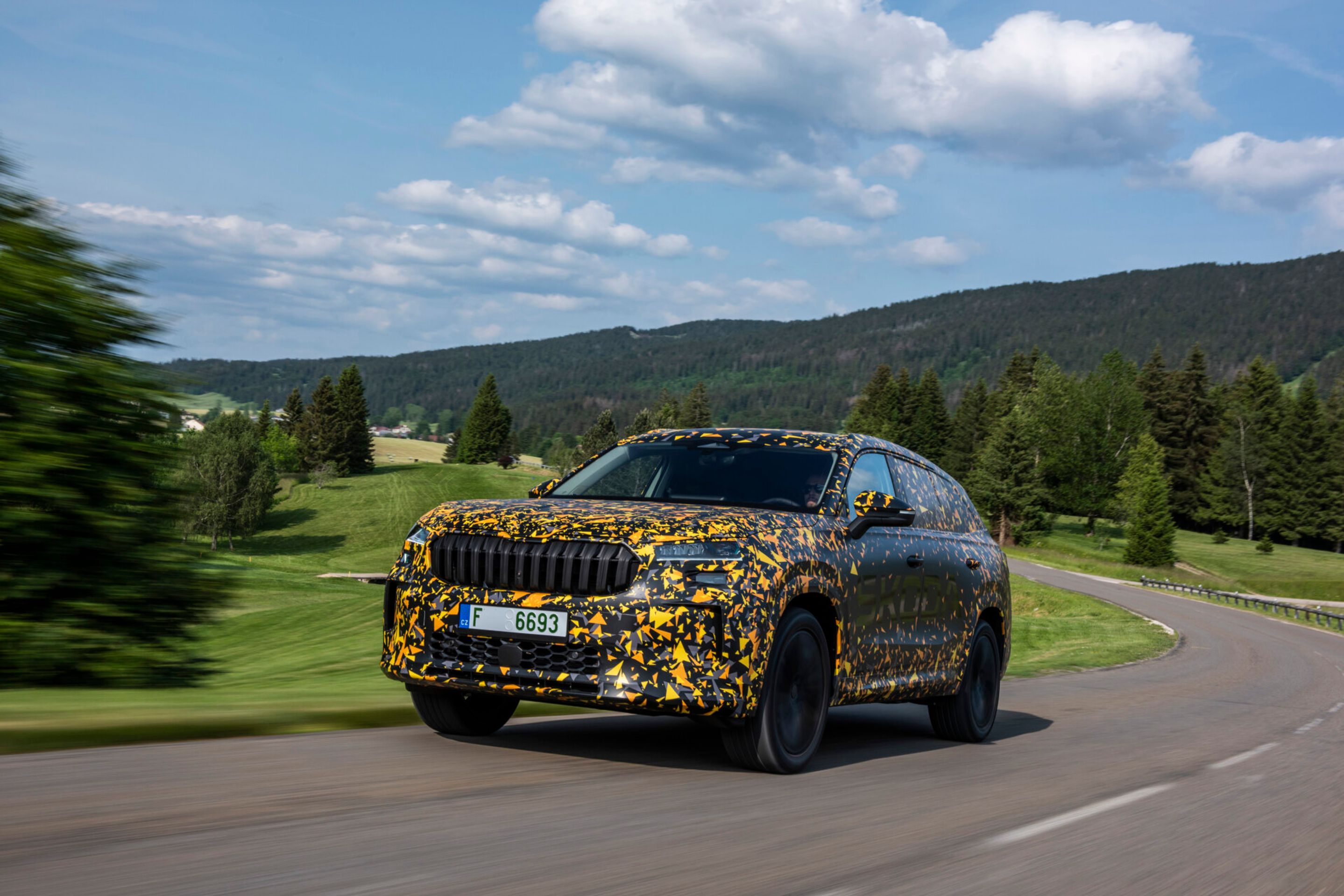 Druhá generace Škody Kodiaq pod maskováním - Druhá generace Škody Kodiaq na skicách a pod maskováním (15/17)