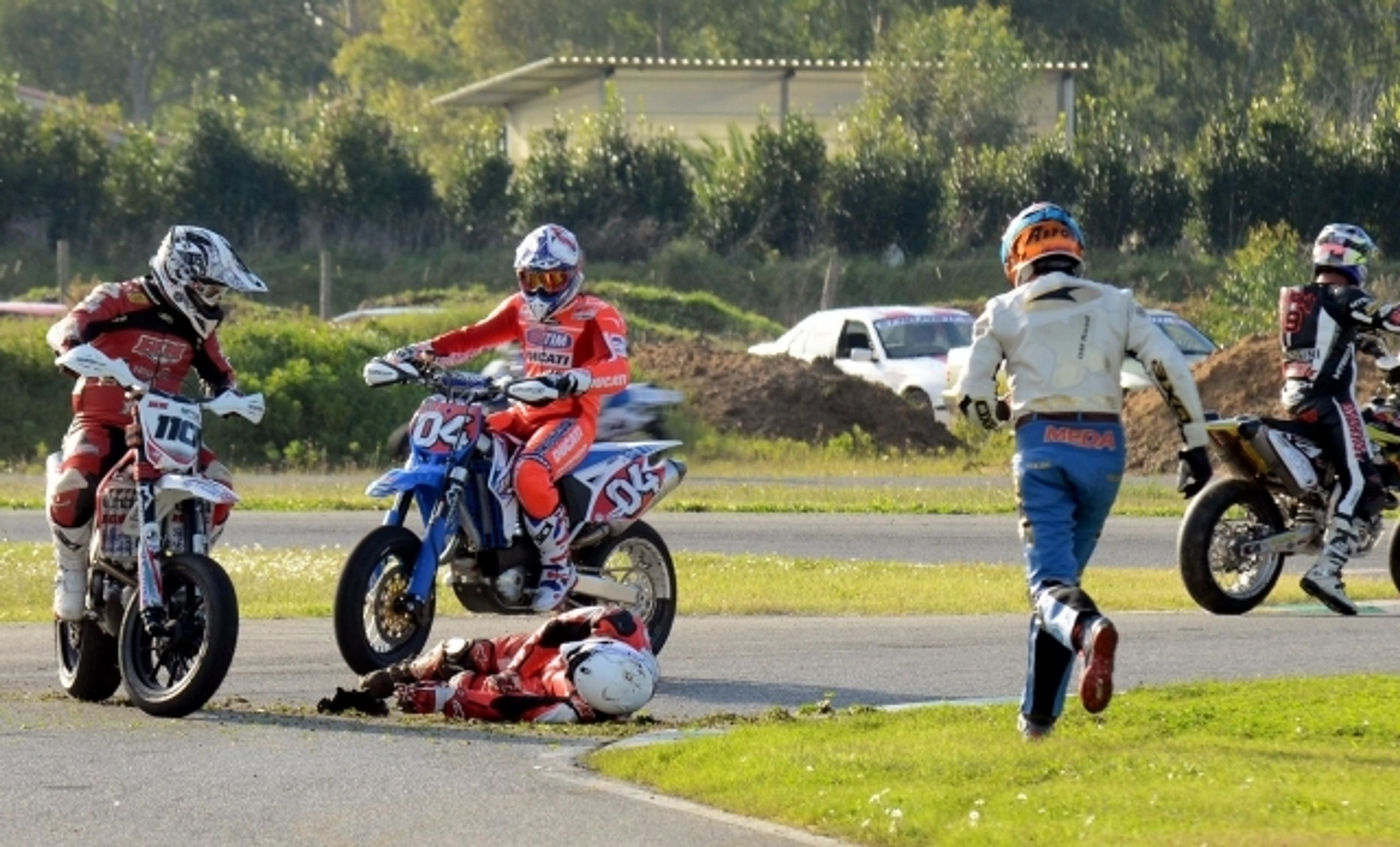 Motocyklový závodník Doriano Romboni zahynul při vzpomínce na Marka Simoncelliho - 2 - GALERIE: Motocyklový závodník Doriano Romboni zahynul při uctění památky Marka Simoncelliho (1/3)