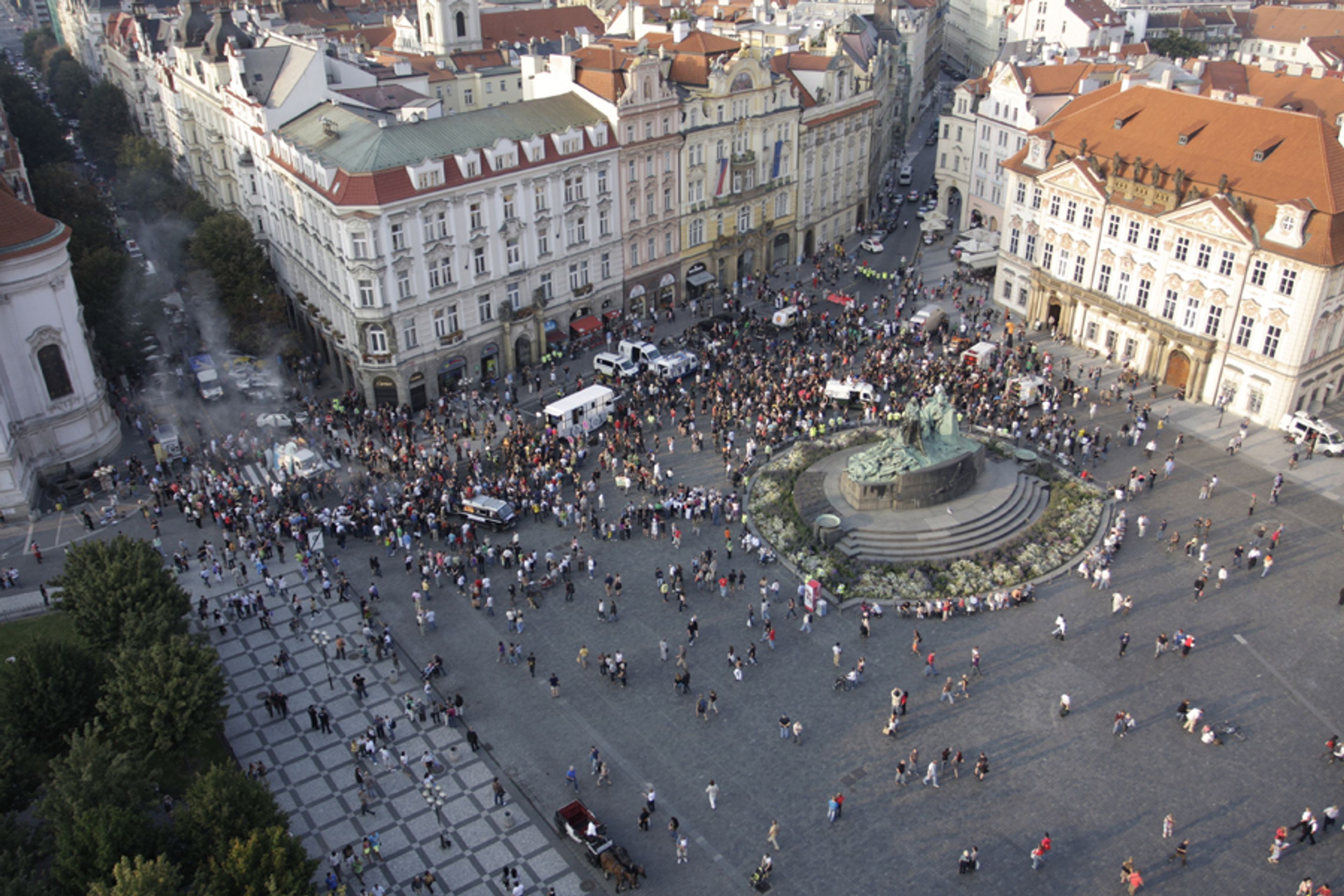 Na 1500 squaterů dovádělo v centru Prahy-24 - Na 1500 squaterů dovádělo v centru Prahy (24/39)