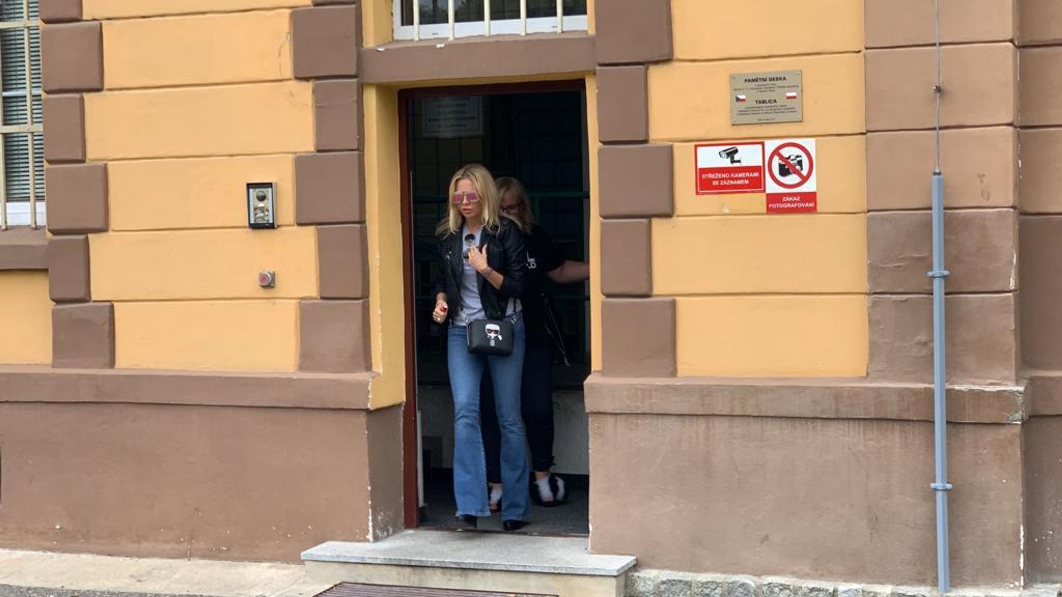 Kristelová navštívila Řepku ve věznici na Borech - 3 - GALERIE: Kristelová přijela za Řepkou do vězení (2/4)
