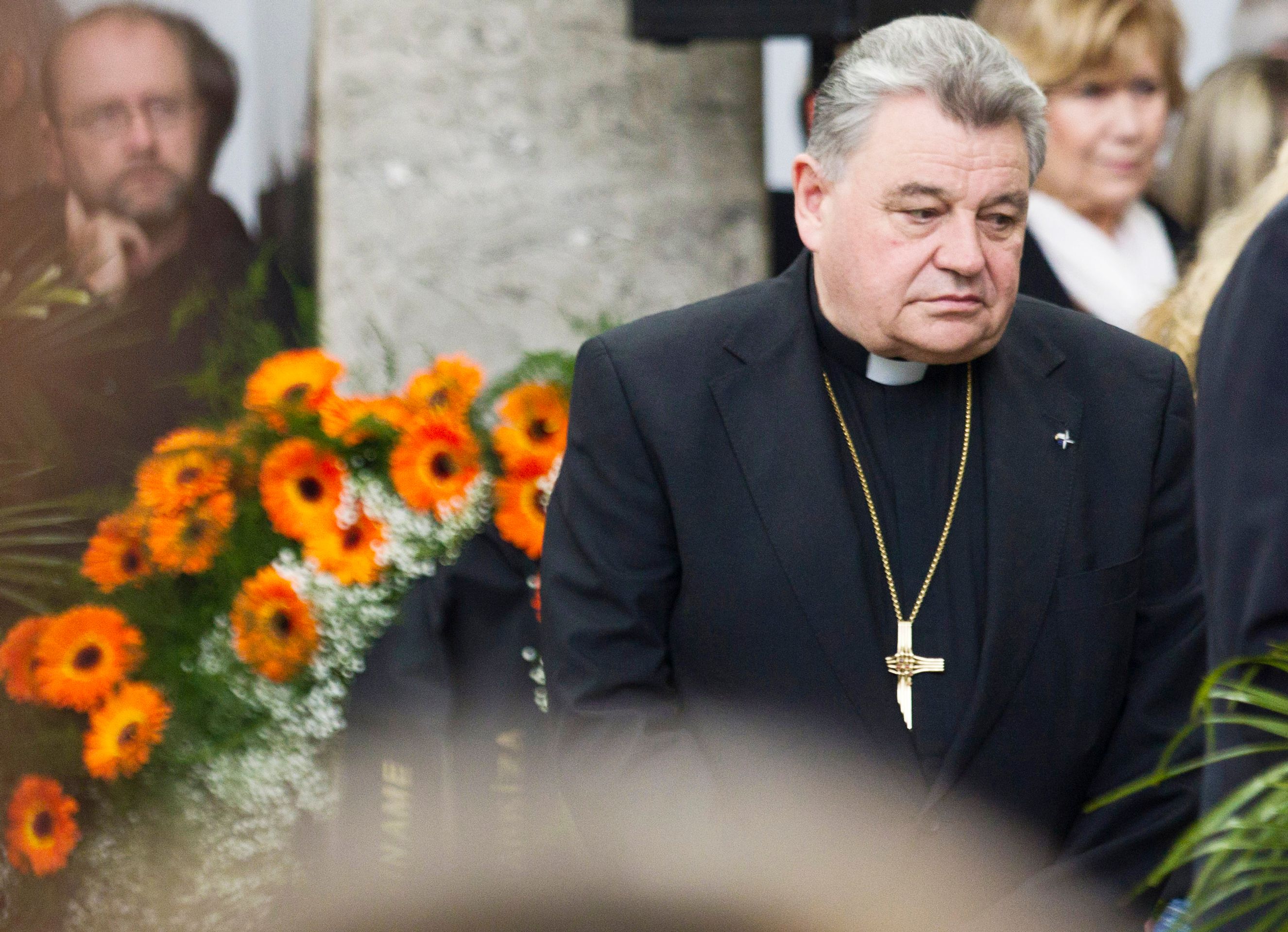 Lidé kladou věnce k rakvi Radka Brzobohatého - 6 - Lidé kladou věnce k rakvi Radoslava Brzobohatého (6/12)