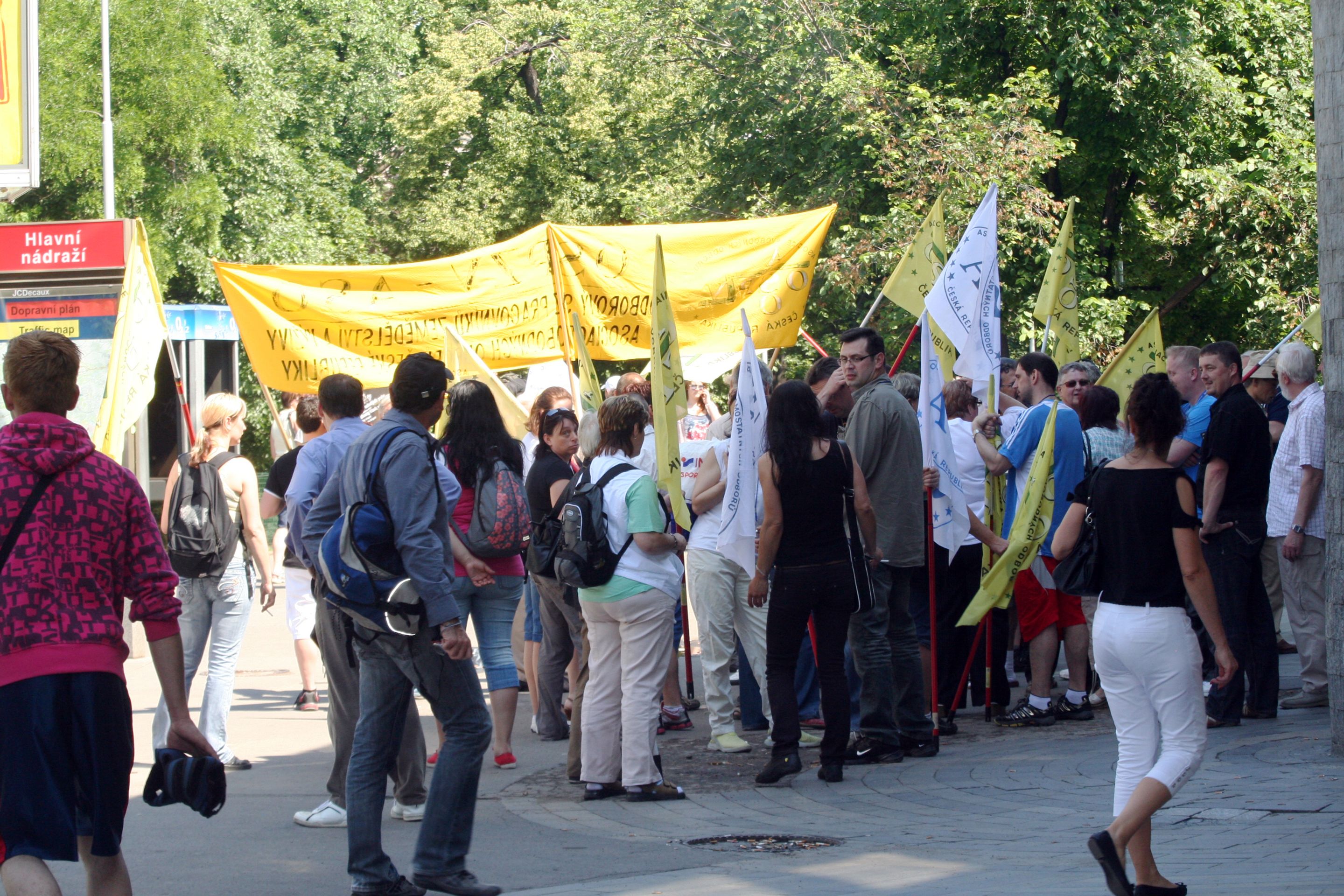 Demonstrace odborů proti reformám na Václavském náměstí - 3 - GALERIE: Odbory demonstrují na Václavském náměstí (3/12)