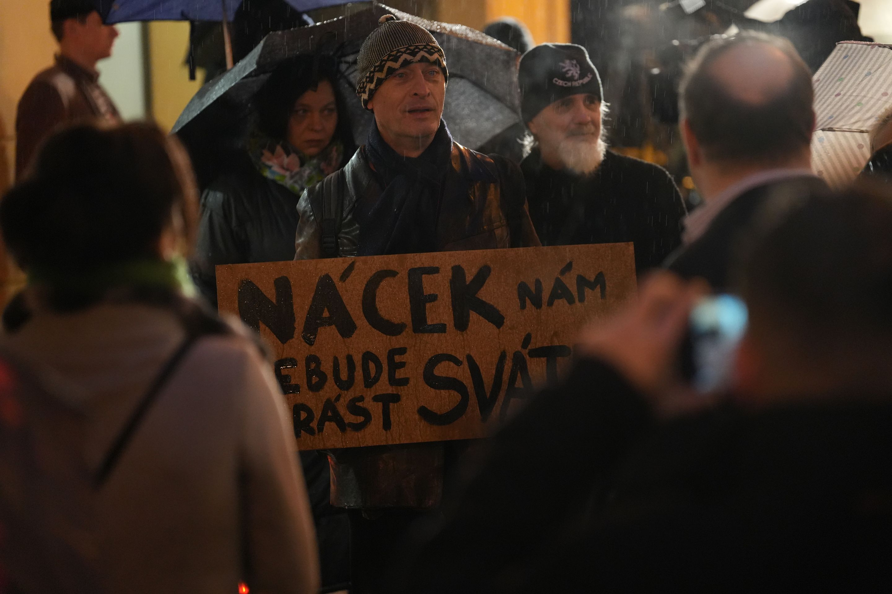 Muž s transparentem "Nácek nám nebude krást svátek" - 17. listopad na Národní třídě (11/17)