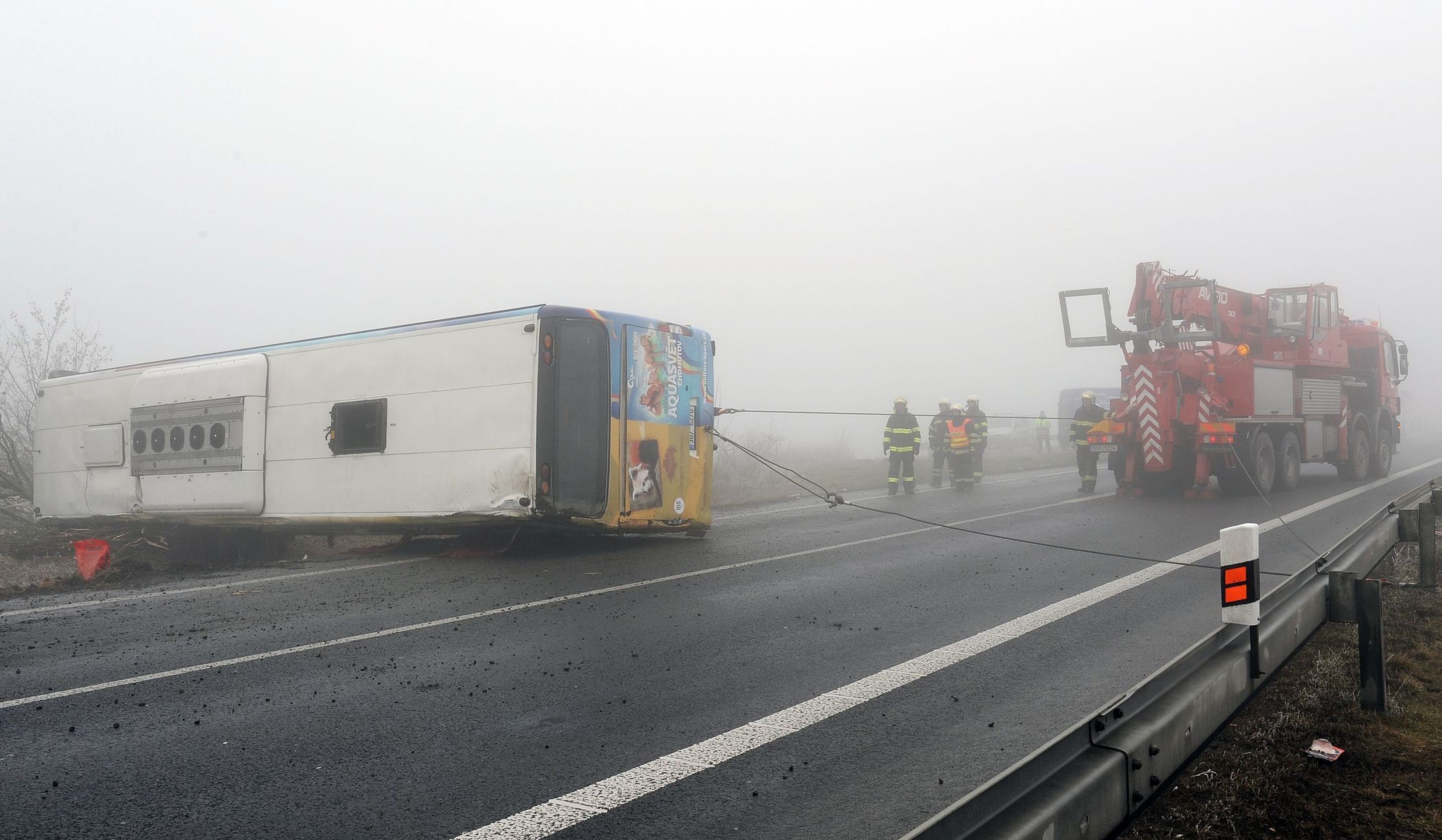 Nehoda autobusu s dětmi u Panenského Týnce - 8 - GALERIE: Nehoda autobusu s dětmi u Panenského Týnce (2/25)