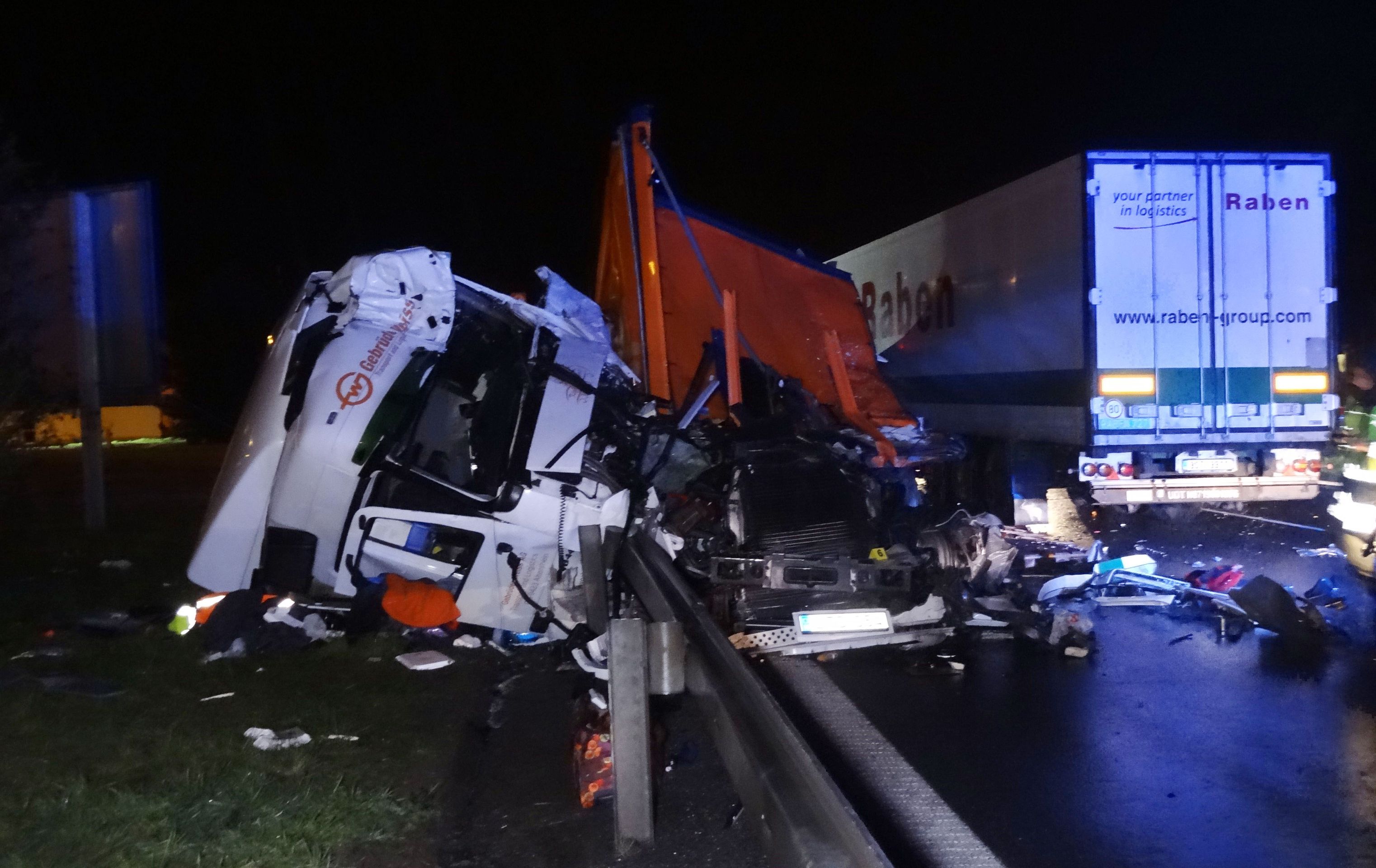 Z utržené a zdemolované kabiny vystříhali šoféra hasiči - GALERIE: Nehoda na D1 (7/7)