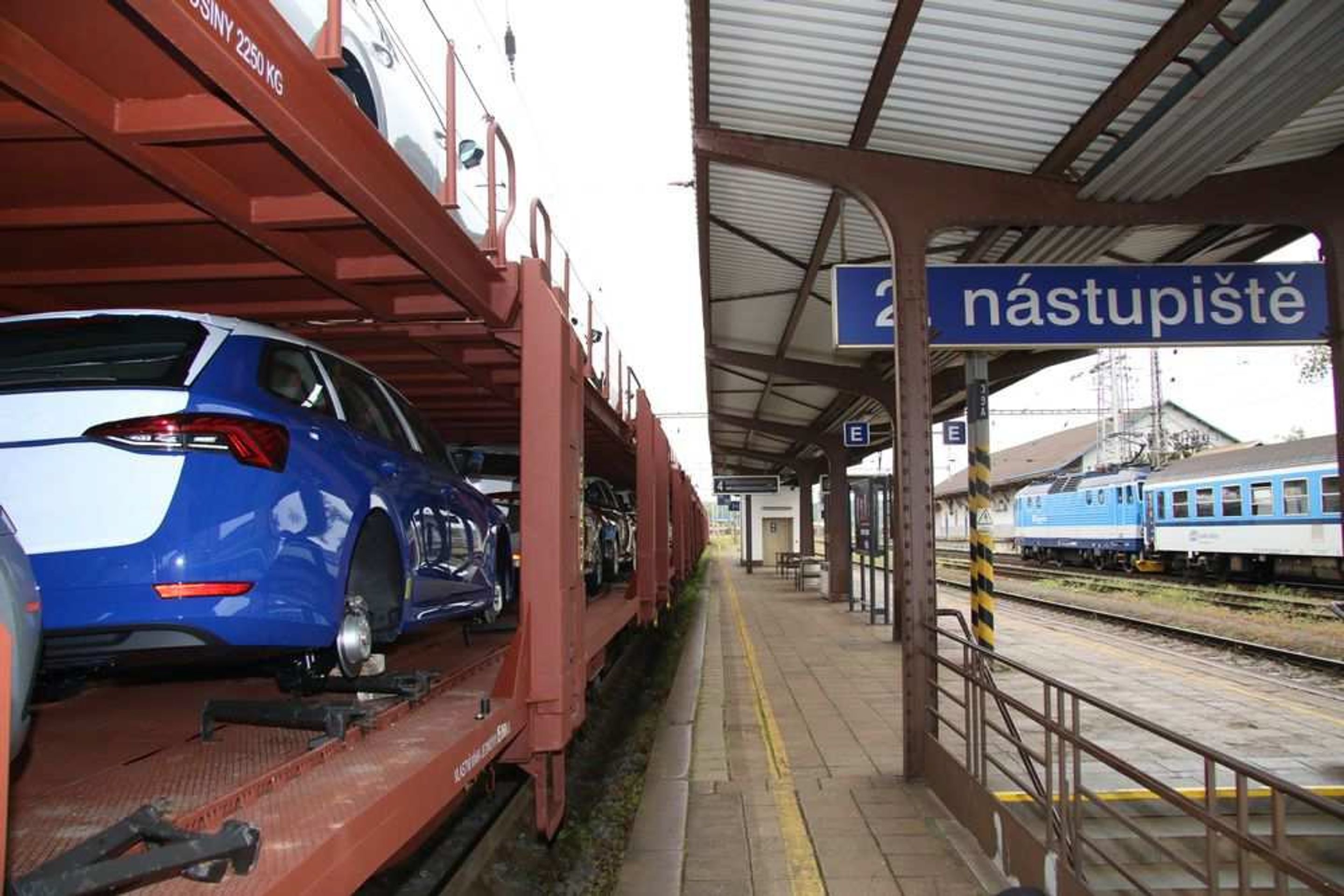 Nová Škoda Octavia bez kol - Zloději si vyhlédli vlak plný nových škodovek (1/4)