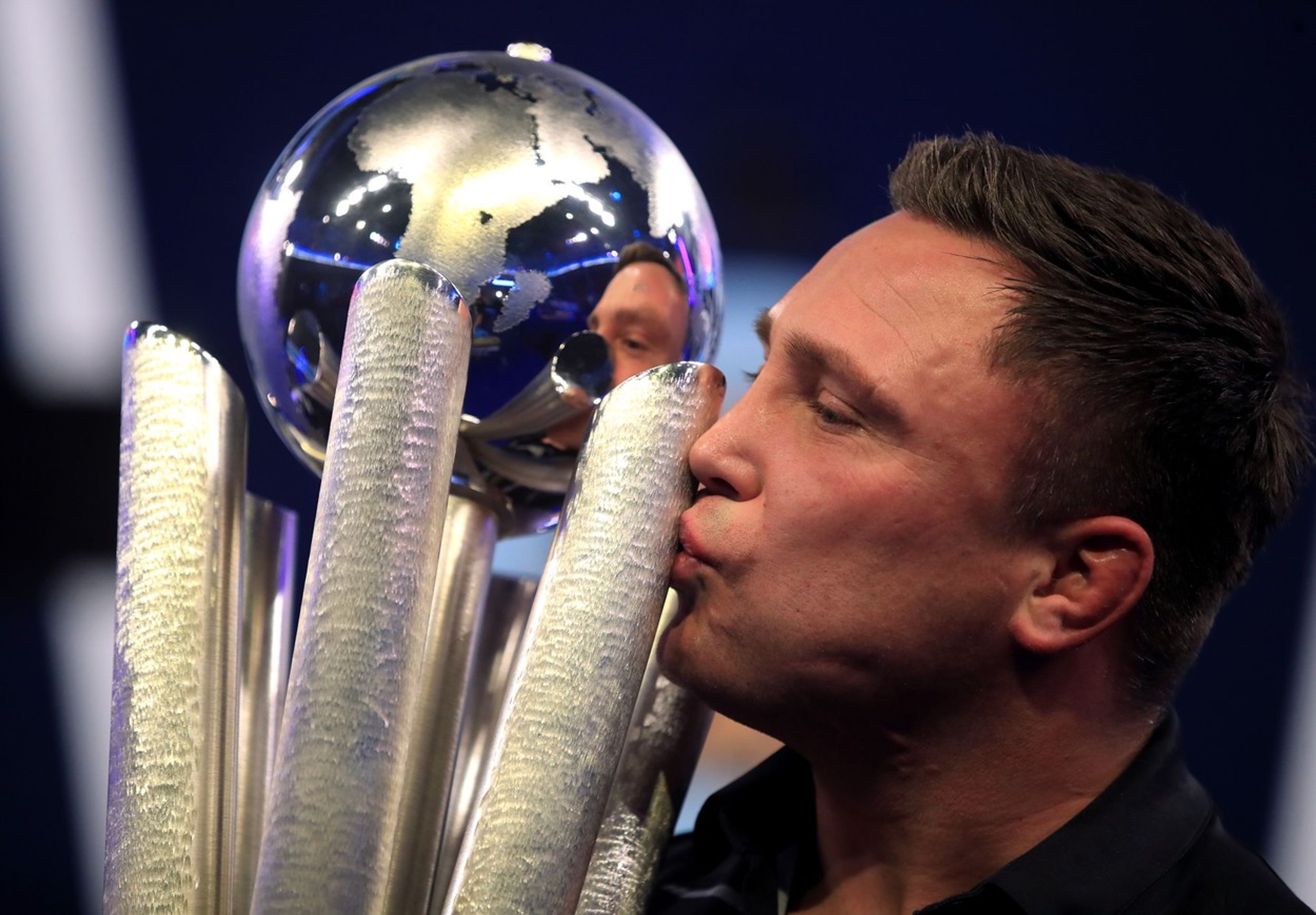 Gerwyn Price s trofejí pro mistra světa - GALERIE: Gerwyn Price je novým šipkařským mistrem světa! (3/8)