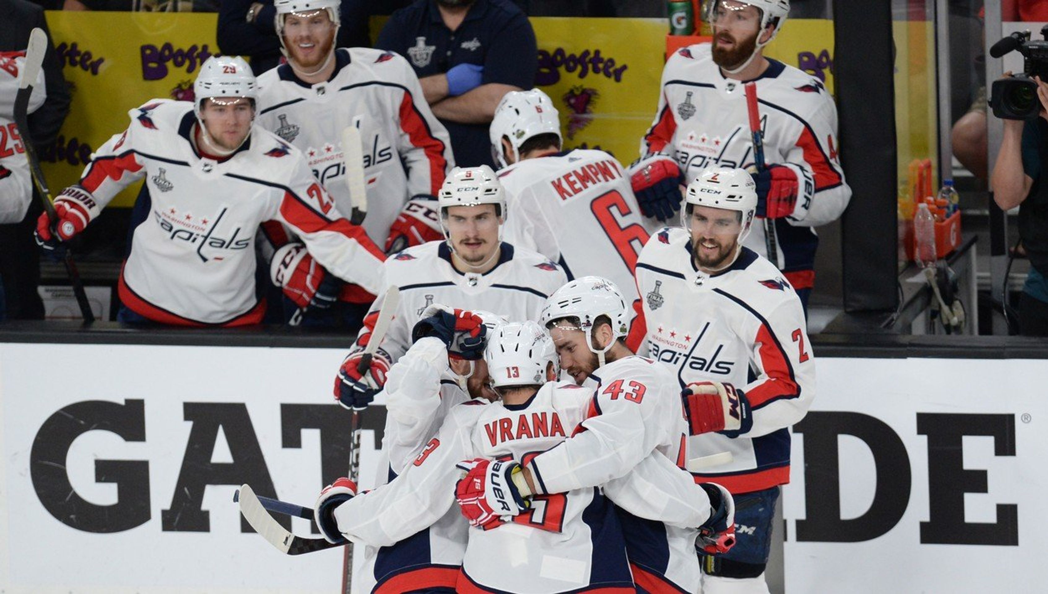 Hokejisté Washingtonu - GALERIE: Hokejisté Washingtonu vyhráli poprvé v historii Stanley Cup (5/5)