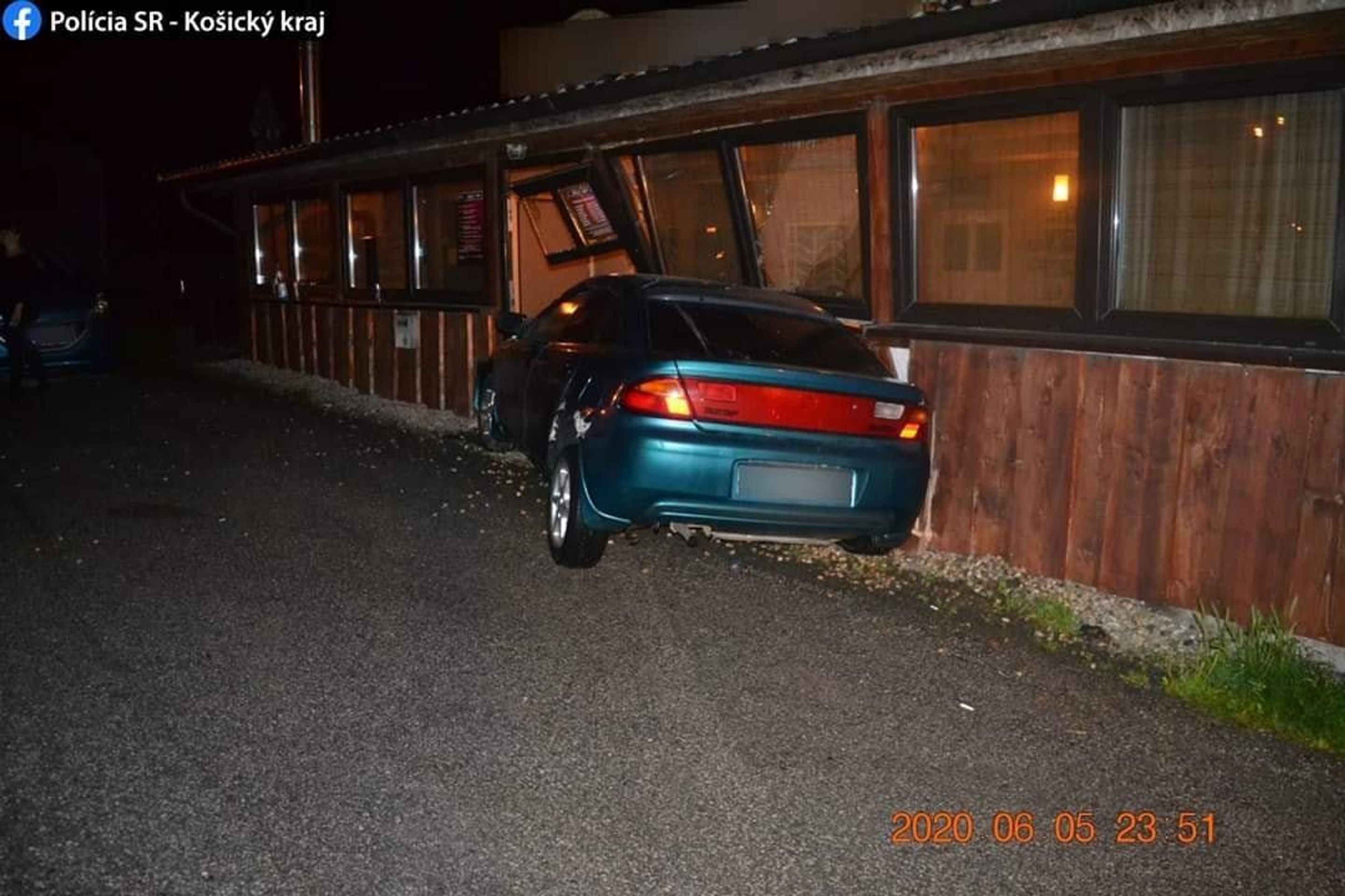 Opilý řidič v Košicích ujížděl před policisty, zdemoloval bar - 5 - GALERIE: Opilý řidič v Košicích ujížděl před policisty, zdemoloval bar (1/5)