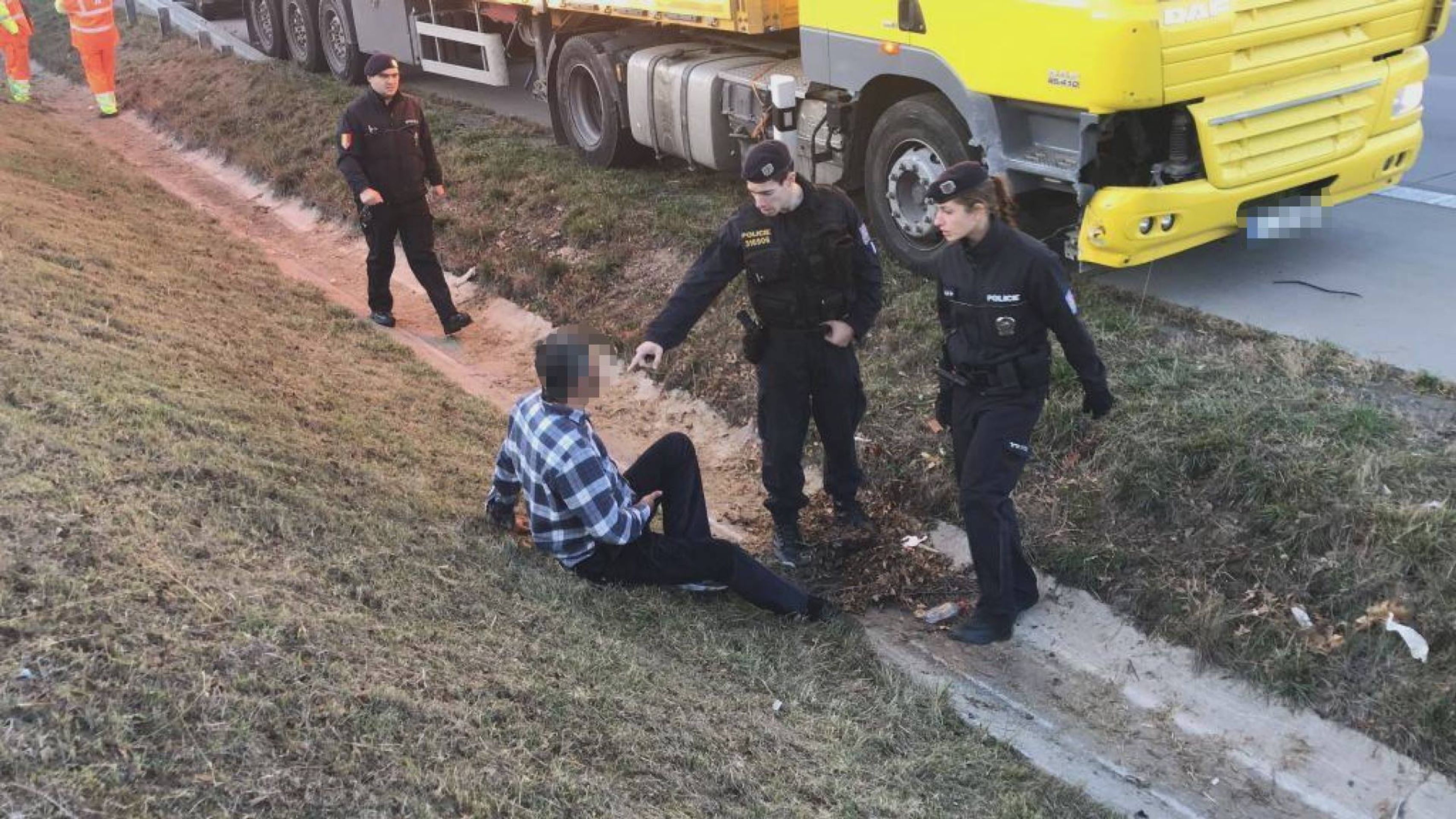 Opilý řidič z Turecka způsobil nehodu - 1 - GALERIE: Řidič náklaďáku zastavený na Pražském okruhu (4/4)