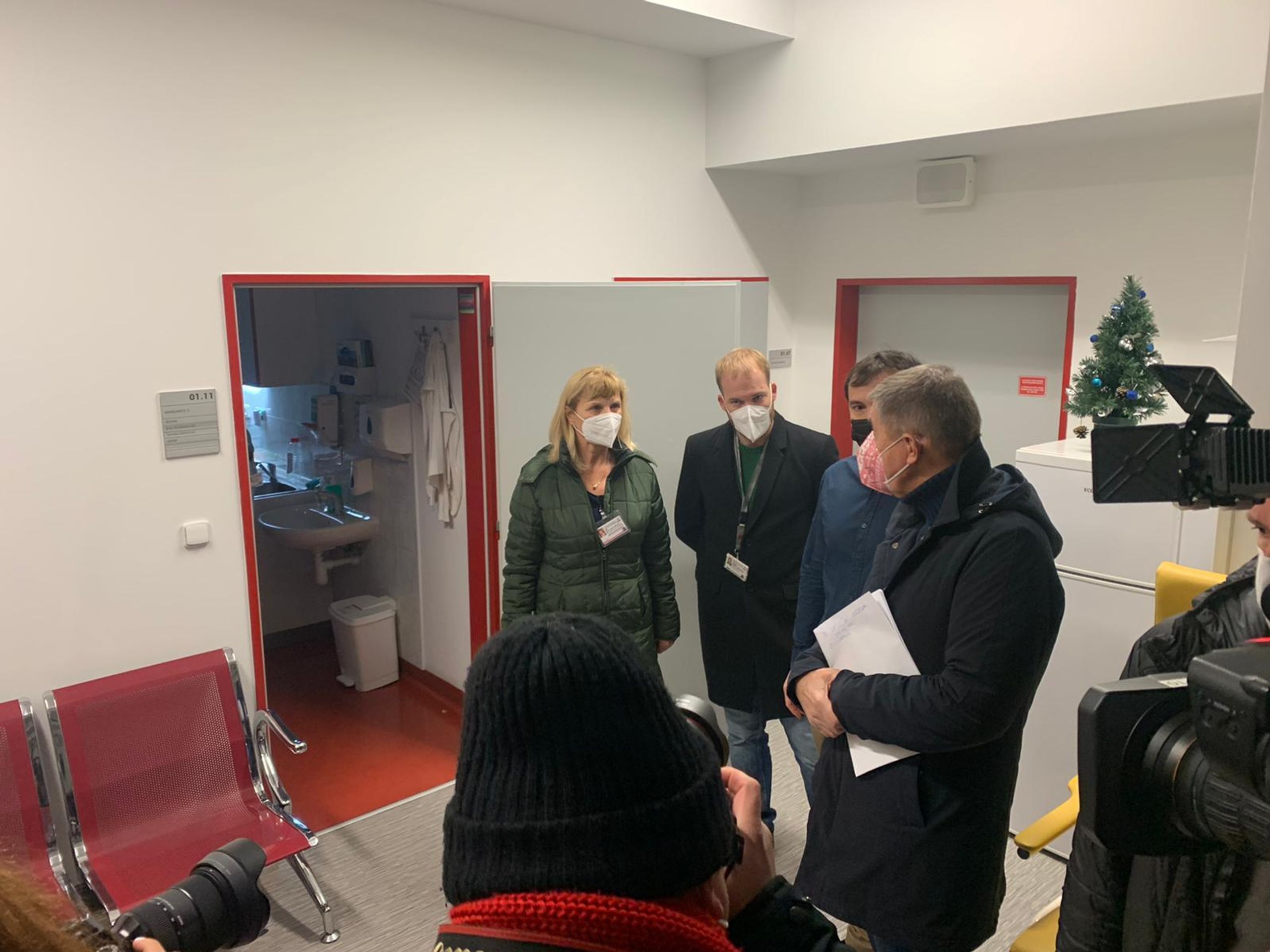 Babiš na exkurzi v nemocnici - 2 - GALERIE: Premiér Babiš vyrazil na kontrolu pražských nemocnic (3/10)