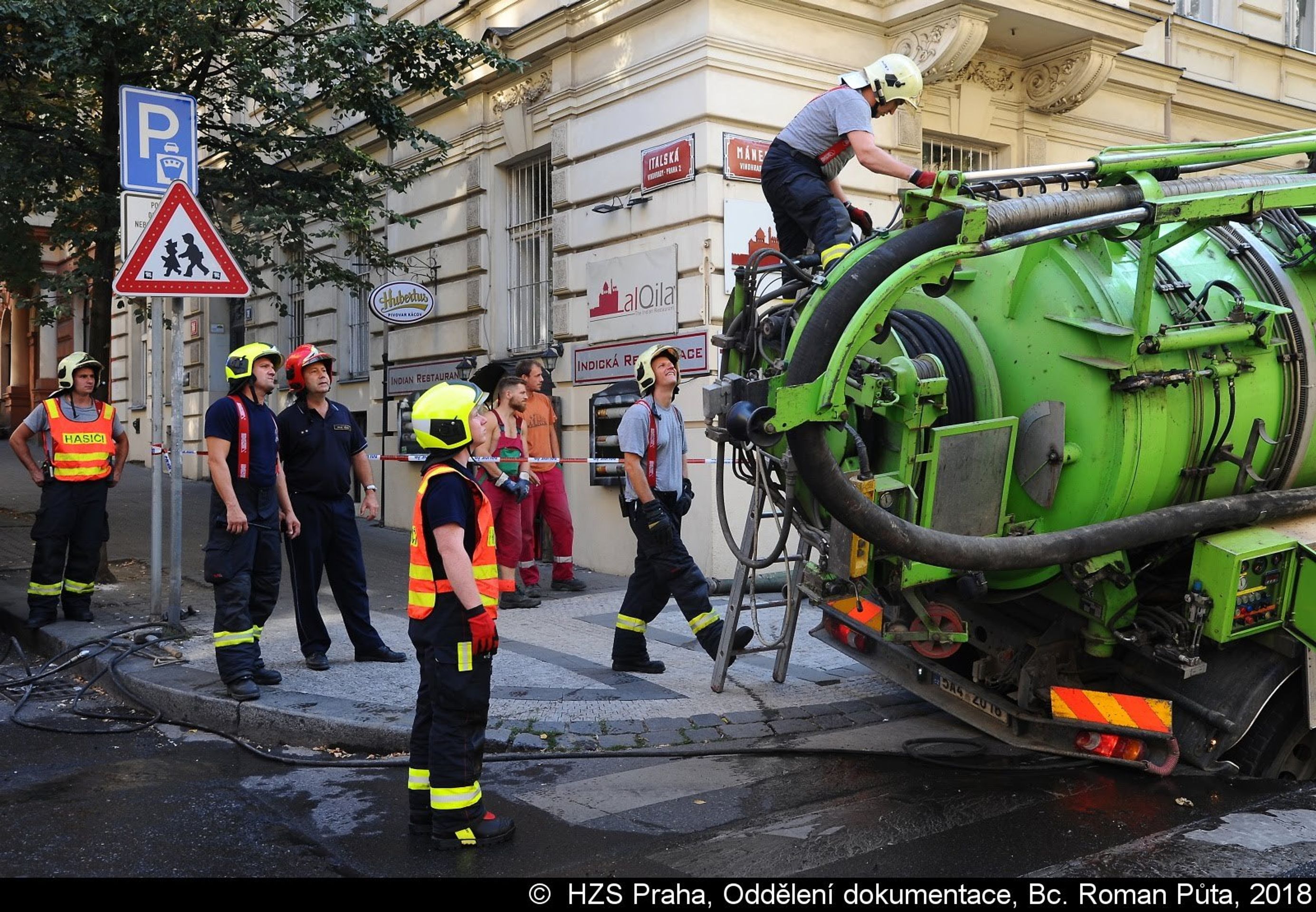 Pod čistícím vozem se v Italské propadla silnice - 6 - GALERIE: Pod vozem se v Italské propadla silnice (14/19)