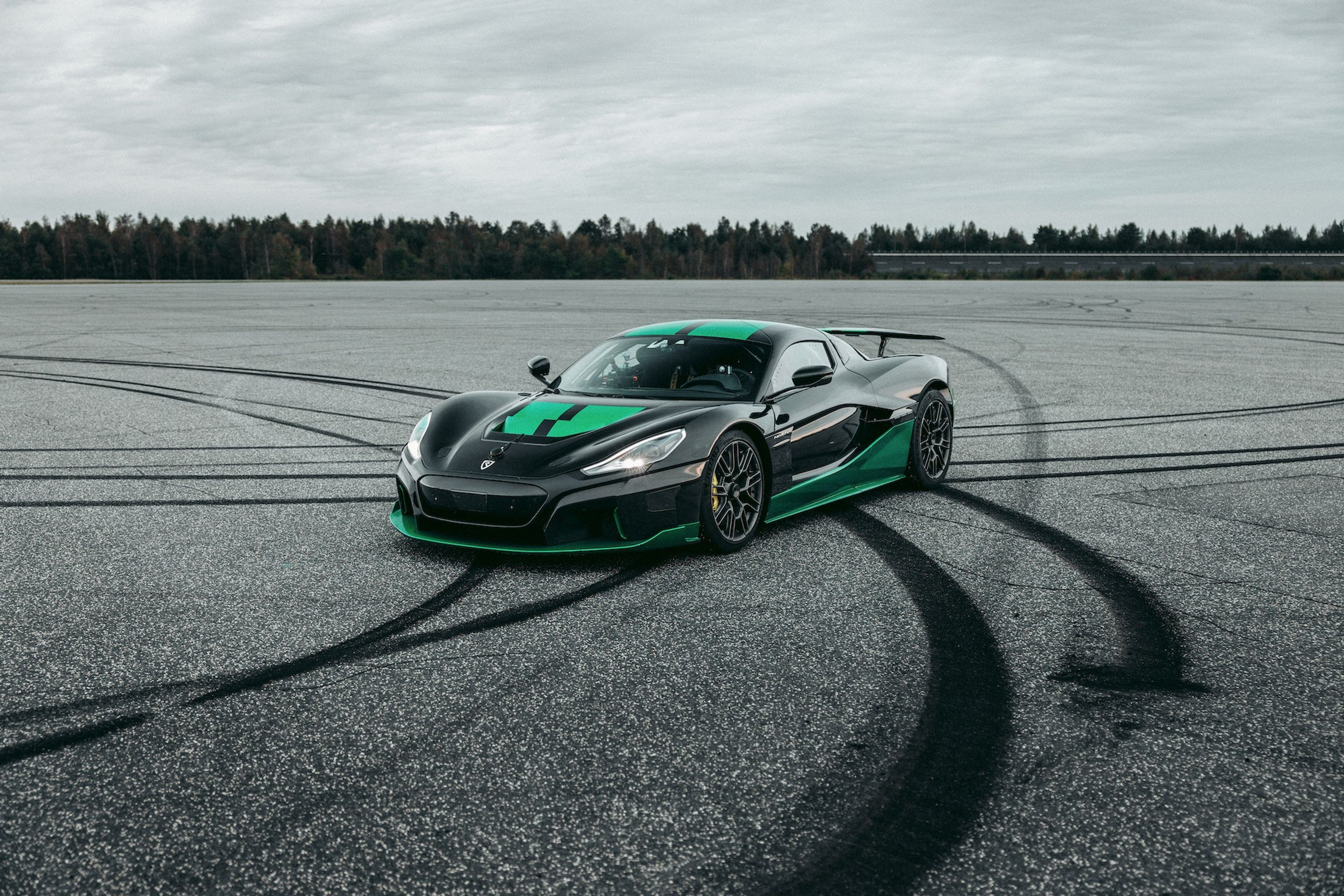 Rimac Nevera při rekordní jízdě pozpátku - Elektrický hypersport Rimac Nevera při pokusu o kuriózní rekord (6/7)
