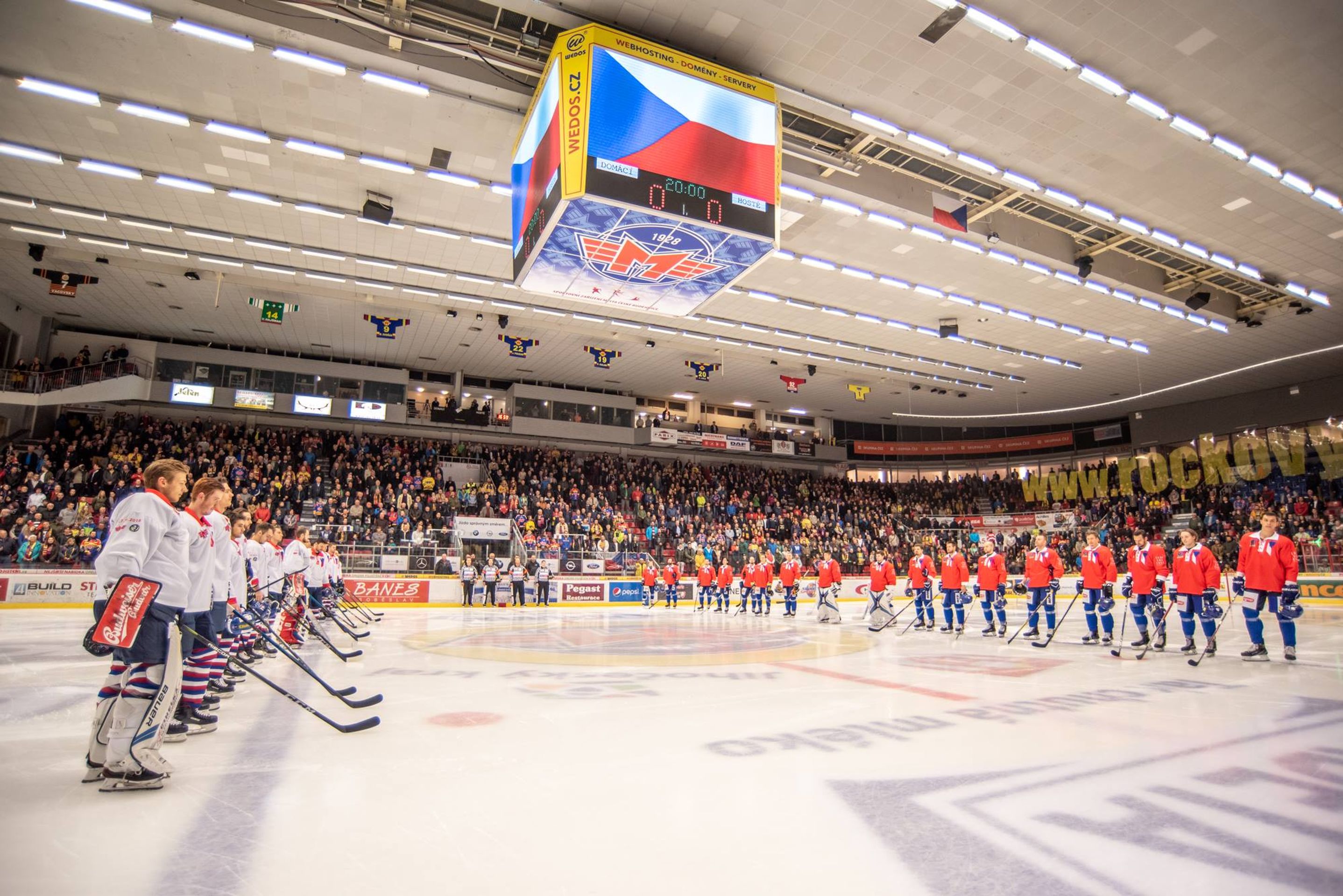 České Budějovice hrály s Přerovem ve speciálních dresech - GALERIE: Oslavy 100 let od založení republiky mezi sportovci (5/6)