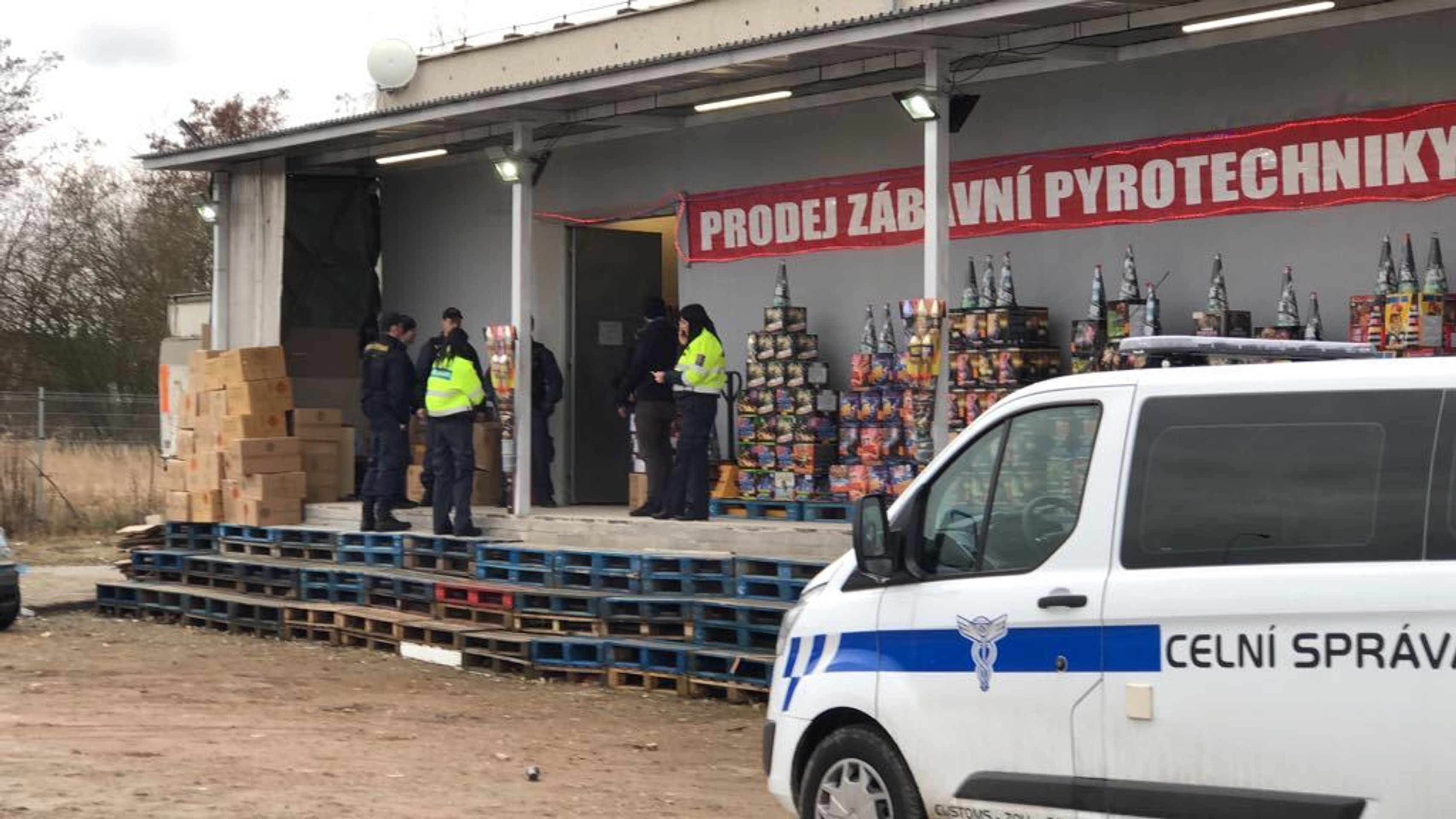 Zábavní pyrotechnika SAPA - 3 - GALERIE: Zátah na prodejce pyrotechniky v Sapě (4/6)