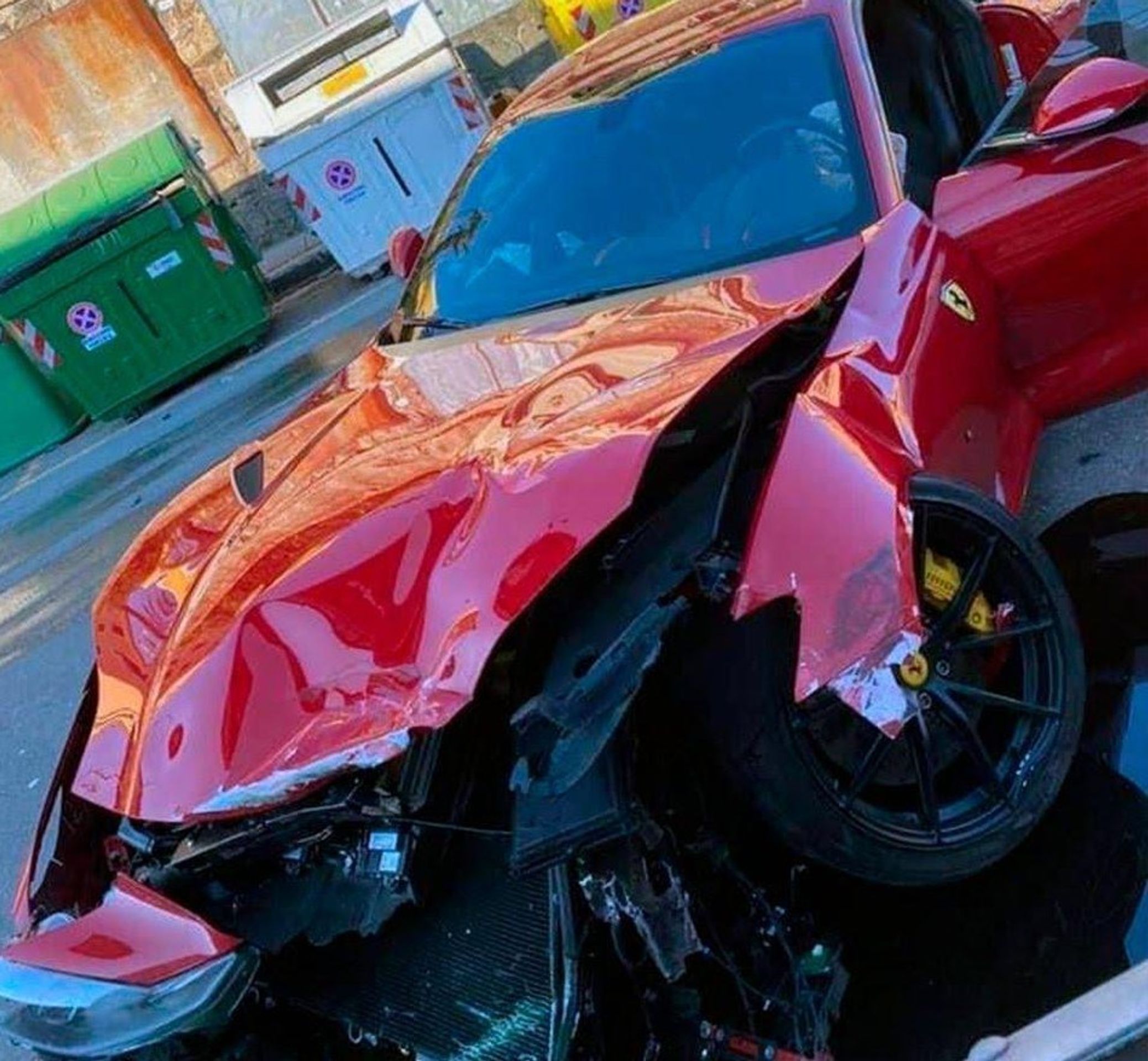 Fotbalový brankář má po návštěvě myčky zničené auto - GALERIE: Brankář reprezentace poslal Ferrari do myčky, pracovníci auto zničili (3/3)