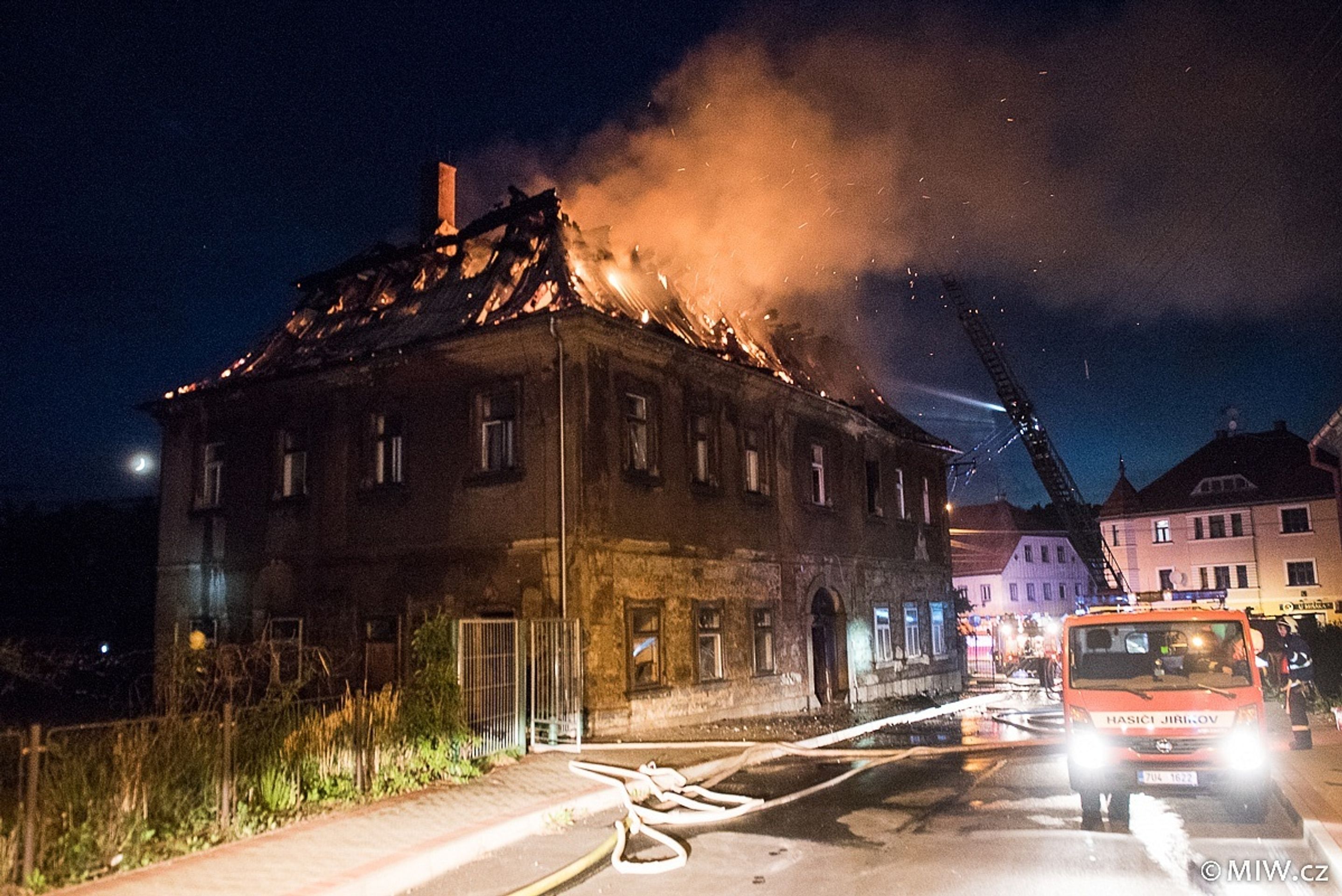 Požár v Jiříkově na Děčínsku zničil obytný dům - 1 - GALERIE: Požár v Jiříkově na Děčínsku zničil obytný dům (1/10)