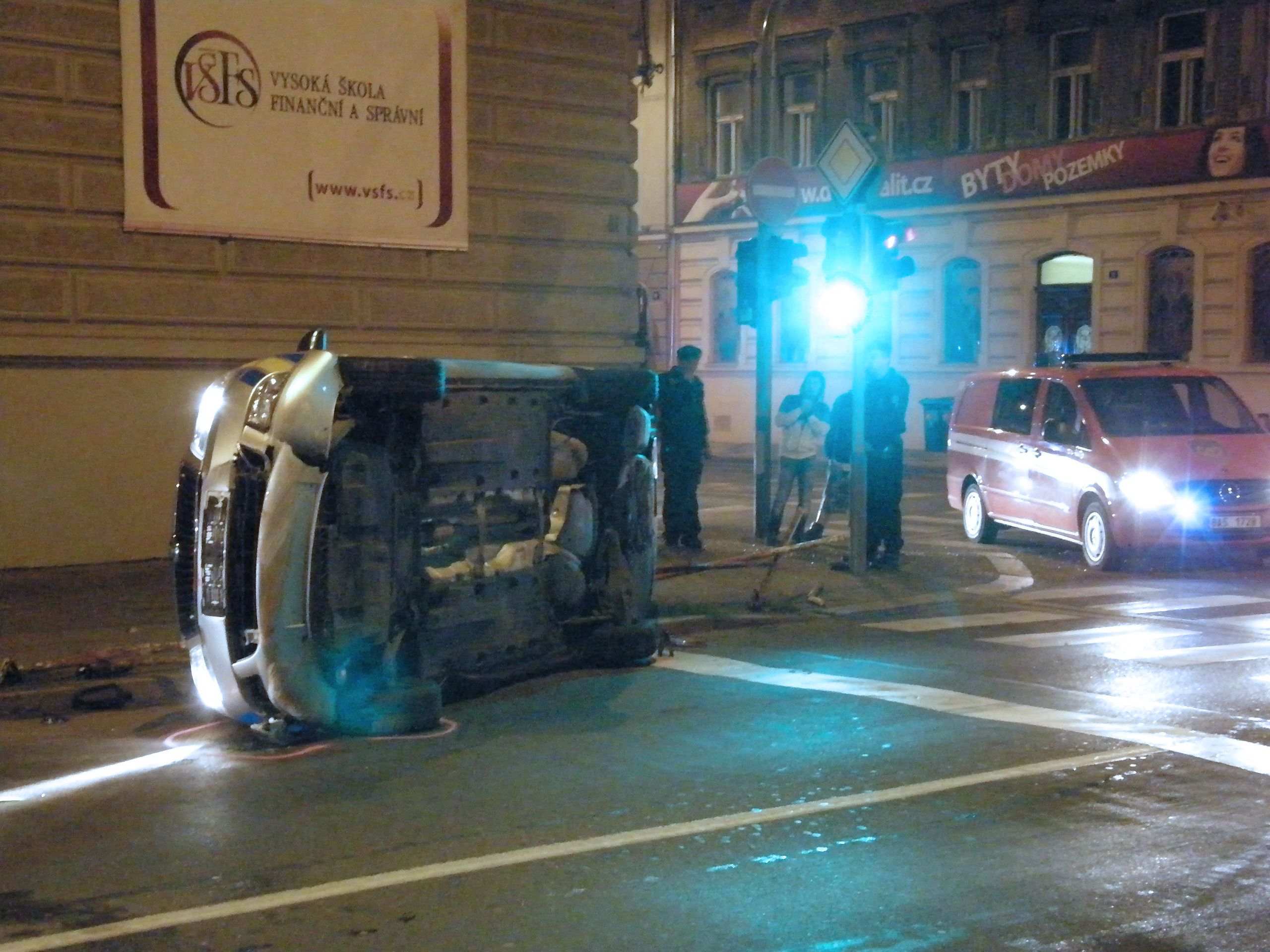 Nehoda policistů na Smíchově - 1 - Nehoda policistů na Smíchově (1/7)