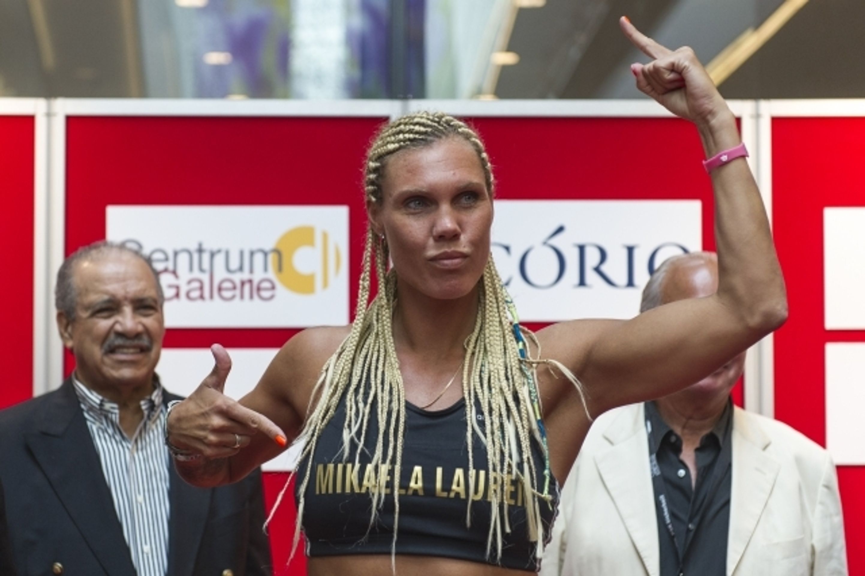 Mikaela Laurenová, Christina Hammerová - 1 - GALERIE: Boxerka zaskočila soupeřku polibkem (12/15)