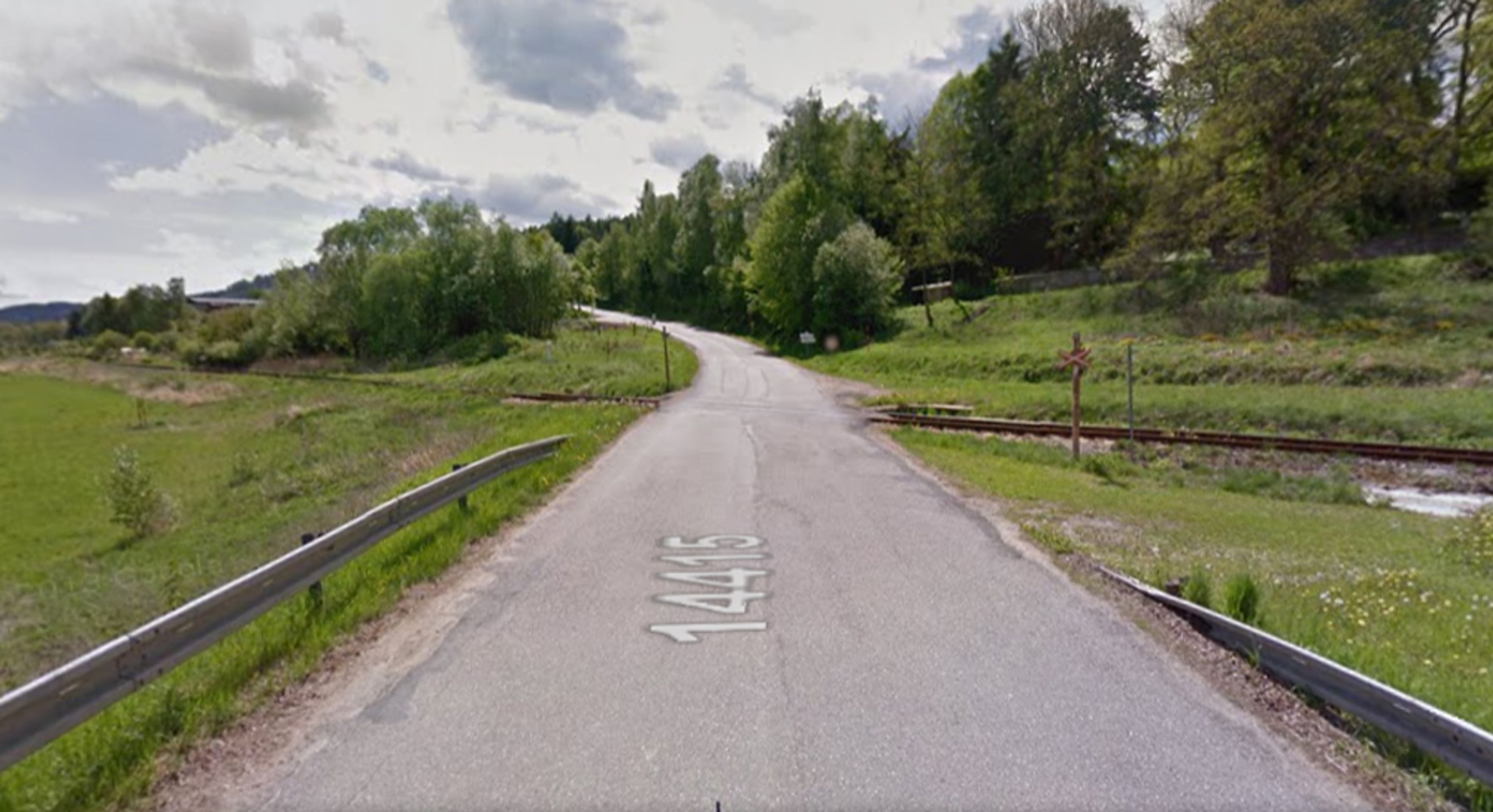 Nebezpečné přejezdy: P 984, Strakonice - Volary, Jihočeský kraj - přejezd bez světel ŘEŠENÍ: se závorami. DŮVOD: Nepřehledné křížení u obce Čkyně, nehodovost - GALERIE: Nebezpečné přejezdy - Jihočeský kraj (4/18)