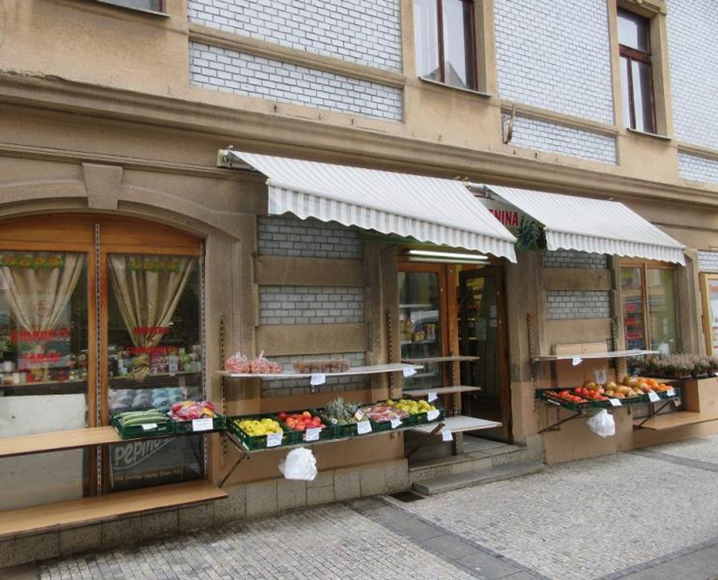 Uzavřené provozovny - Tuan Nguyen Xuan - Louny - GALERIE: Uzavřené provozovny (16/23)