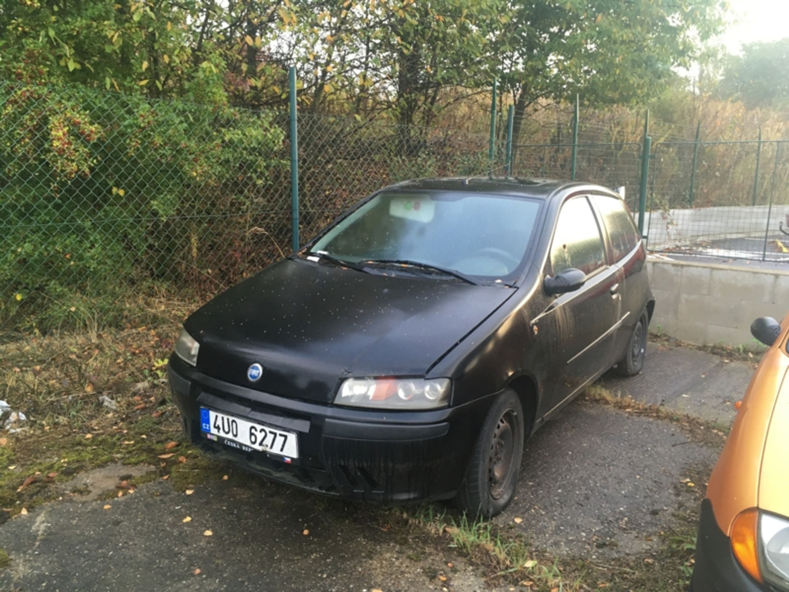 OA Fiat Punto - odhadní cena 900 Kč, nejnižší podání 300 Kč - Aukce aut, která blokovala ulice Ústí nad Labem (7/16)