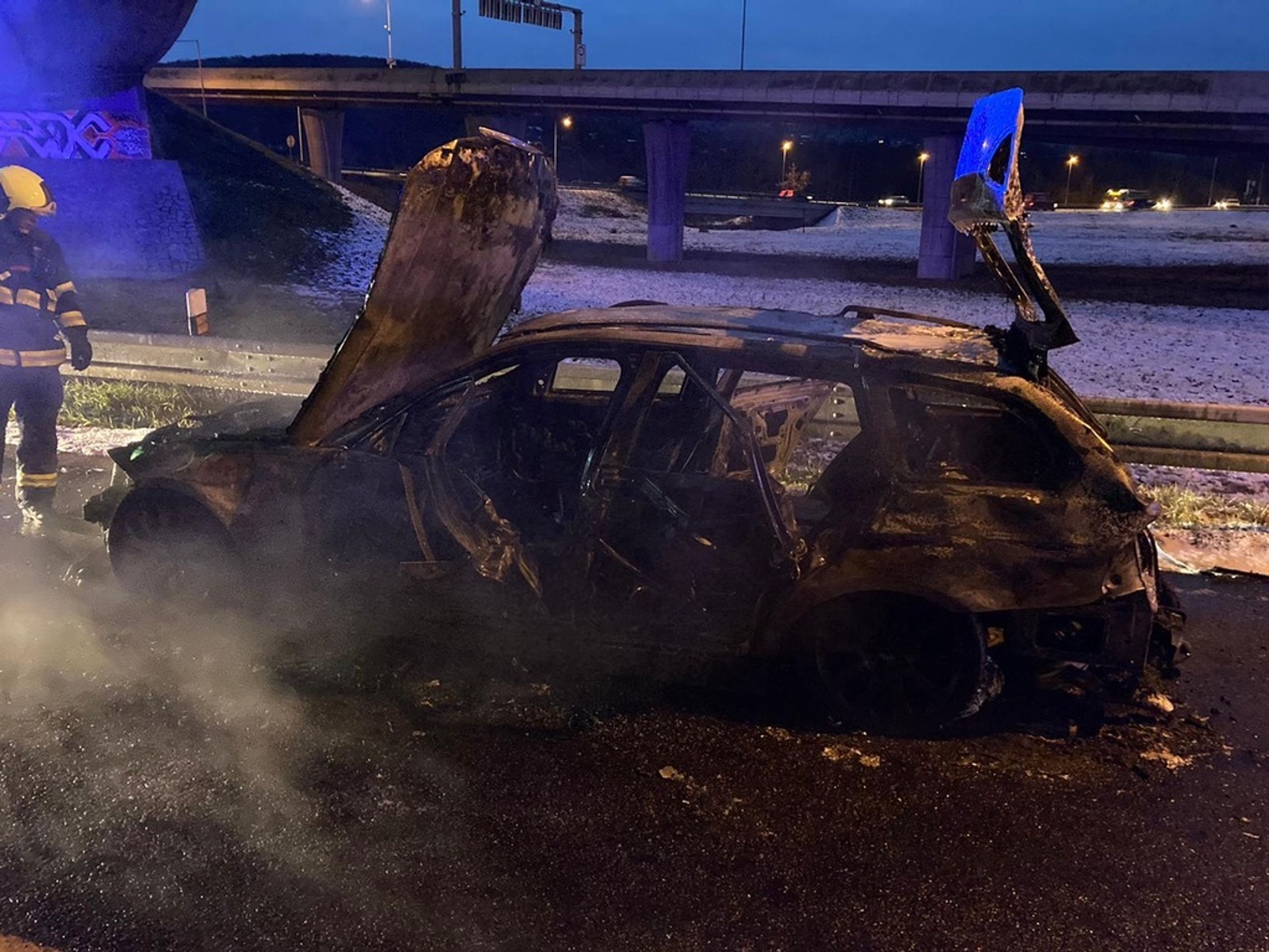 Požár auta na Radotínském mostě - 6 - GALERIE: Na Radotínském mostě za jízdy vzplálo auto (6/7)