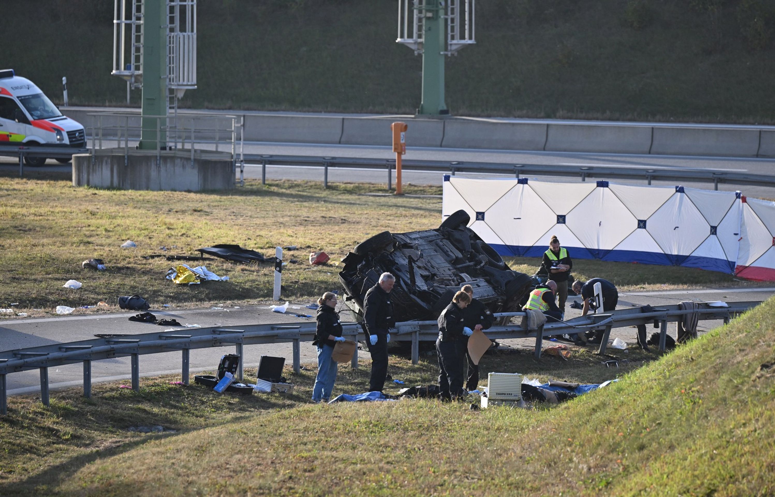 V Německu havarovalo auto s migranty (3) - Tragická havárie v Německu (2/3)