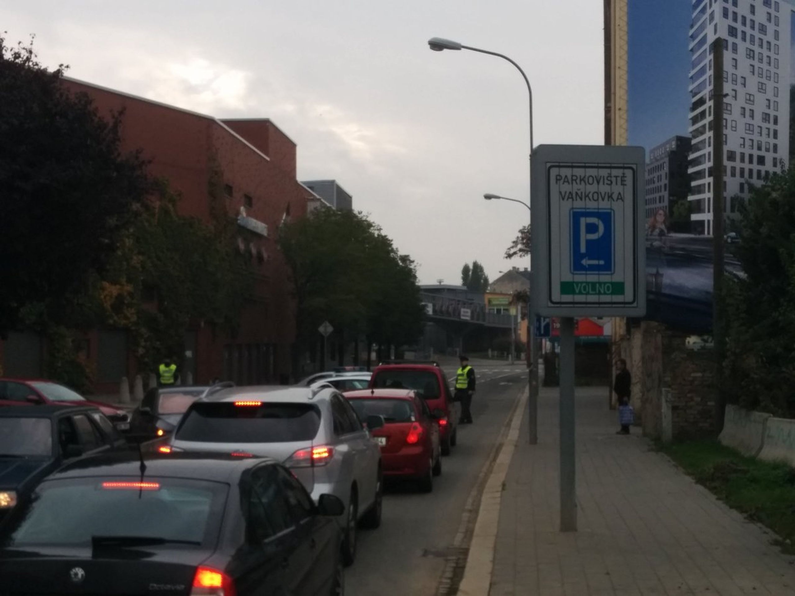 Policie vyklidila okolí nádraží Zvonařka v Brně - GALERIE: Kolaps dopravy v Brně kvůli anonymovi (5/5)