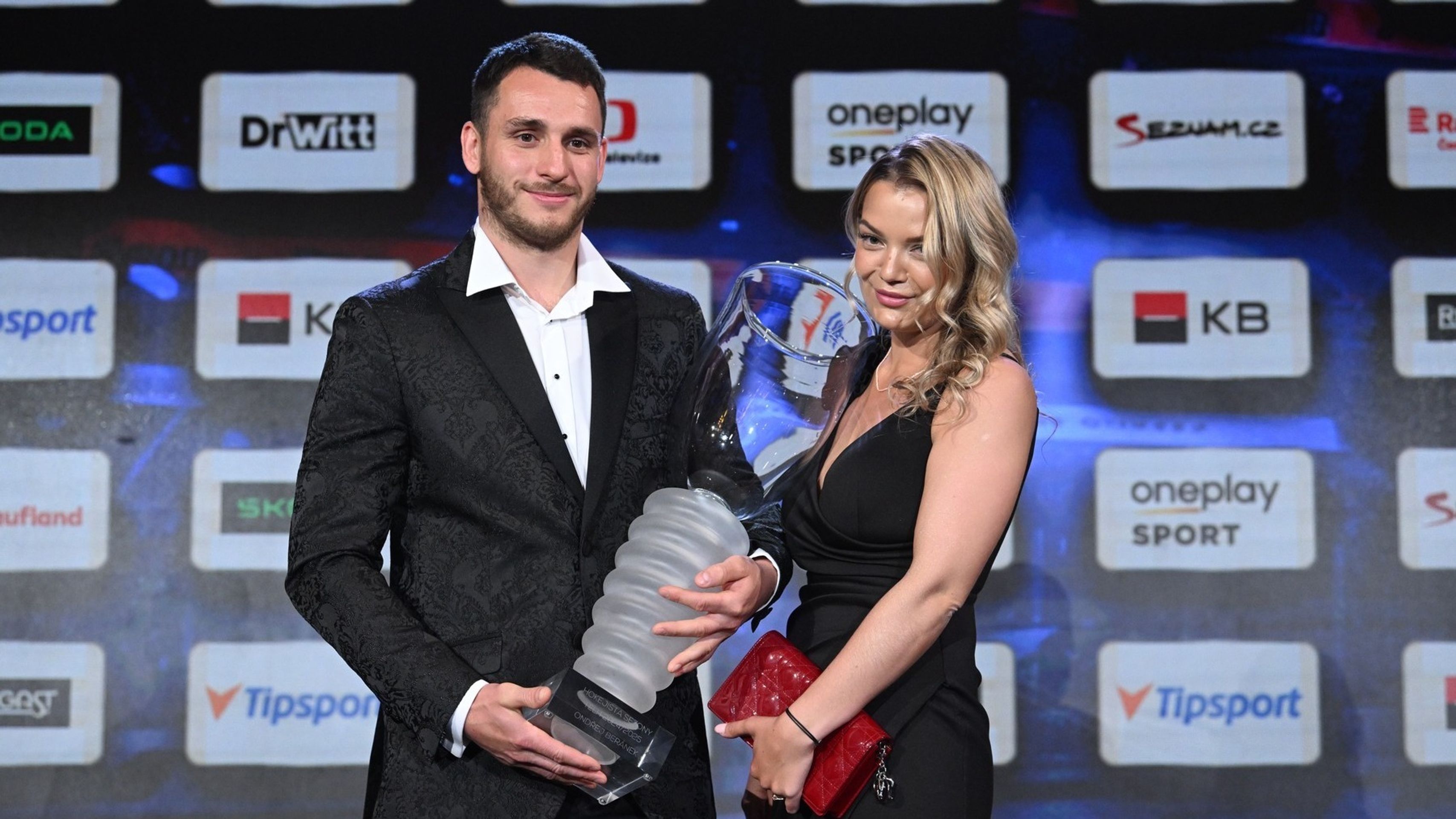 Ondřej Beránek s manželkou Nikolou (cropped) - Hokejista sezóny v Tipsport extralize 2025 (1/11)