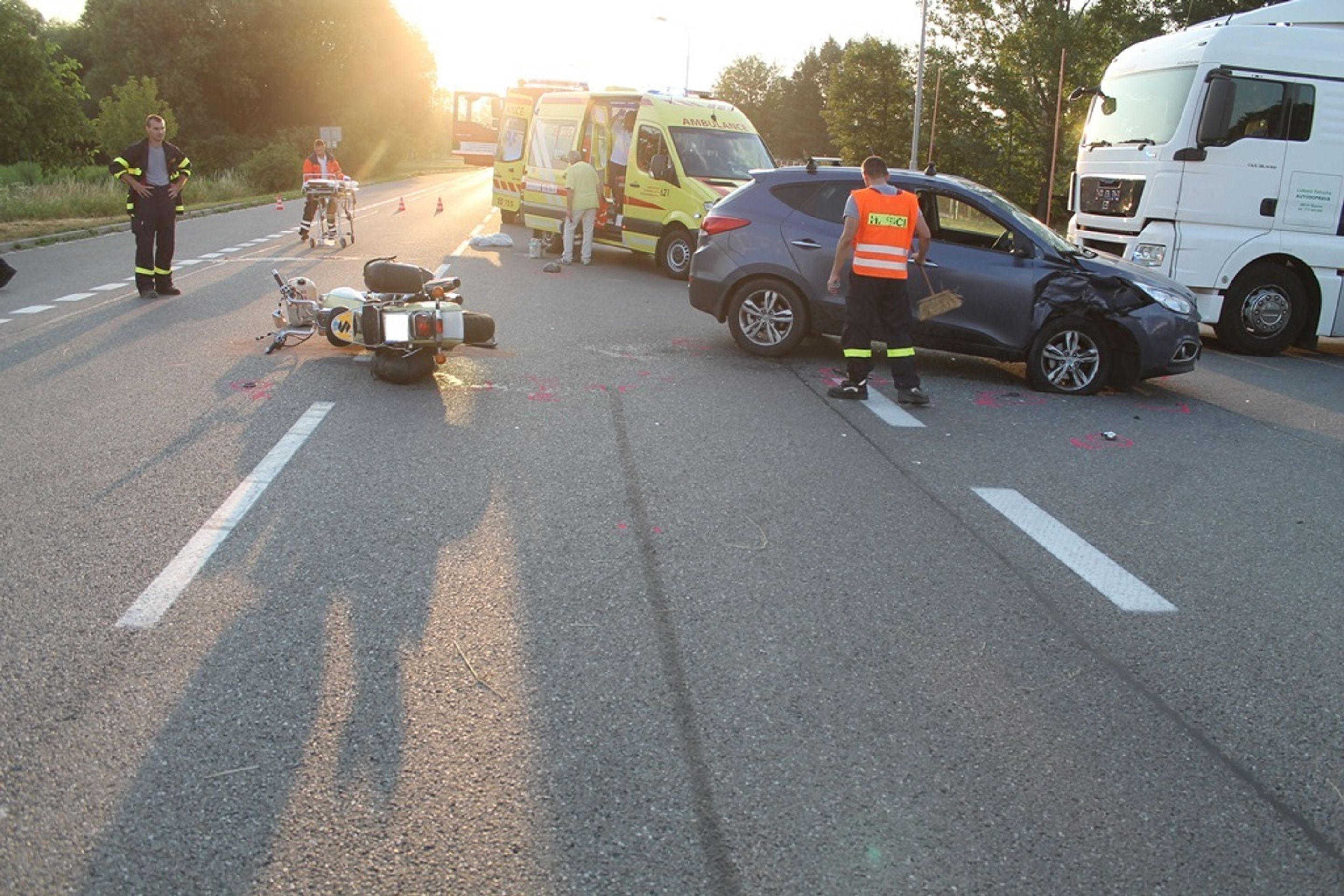 Nehoda motorkáže s osobním automobilem ve Bzenci - 2 - GALERIE: Nehoda motorkáže s osobním automobilem ve Bzenci (2/10)