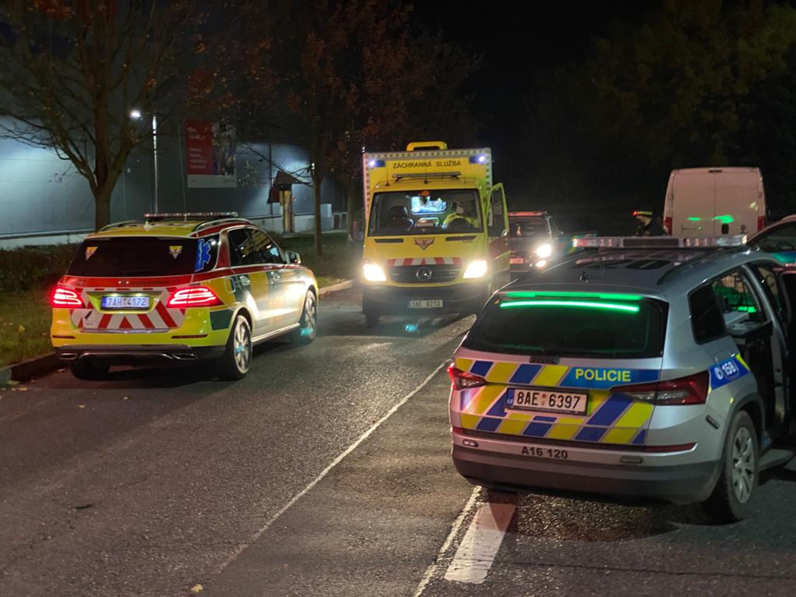 Ženu podezřelou z útoku zadrželi policisté - GALERIE: Pobodání na pražském Zličíně (4/4)