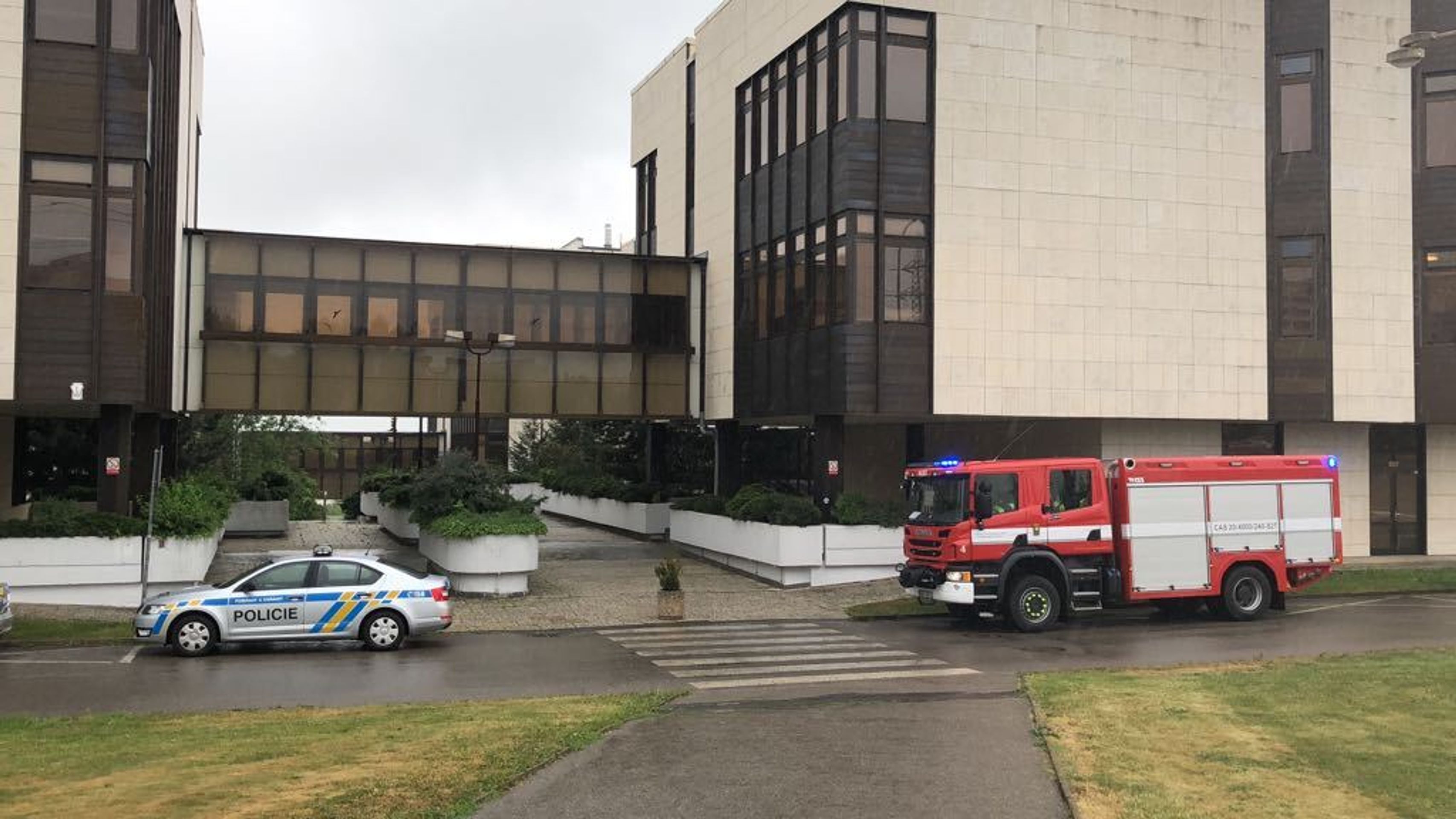 Ohlášení bomby v areálu Vysoké školy ekonomické v Praze - 1 - GALERIE: Ohlášení bomby v areálu Vysoké školy ekonomické v Praze (3/3)