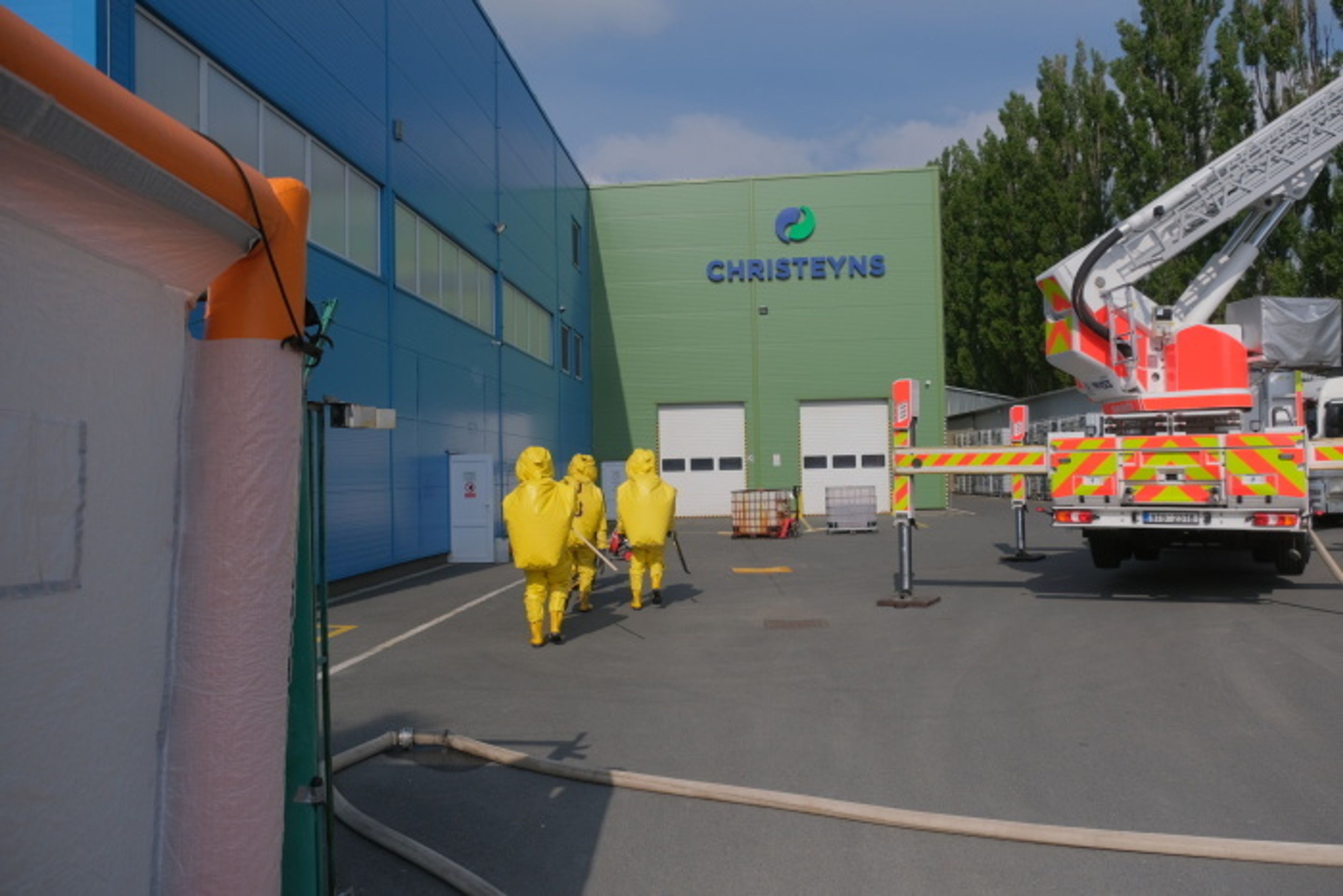 Hasiči řešili v Odrách následky reakce chemikálií - 8 - GALERIE: Hasiči řešili v Odrách následky reakce chemikálií (8/17)