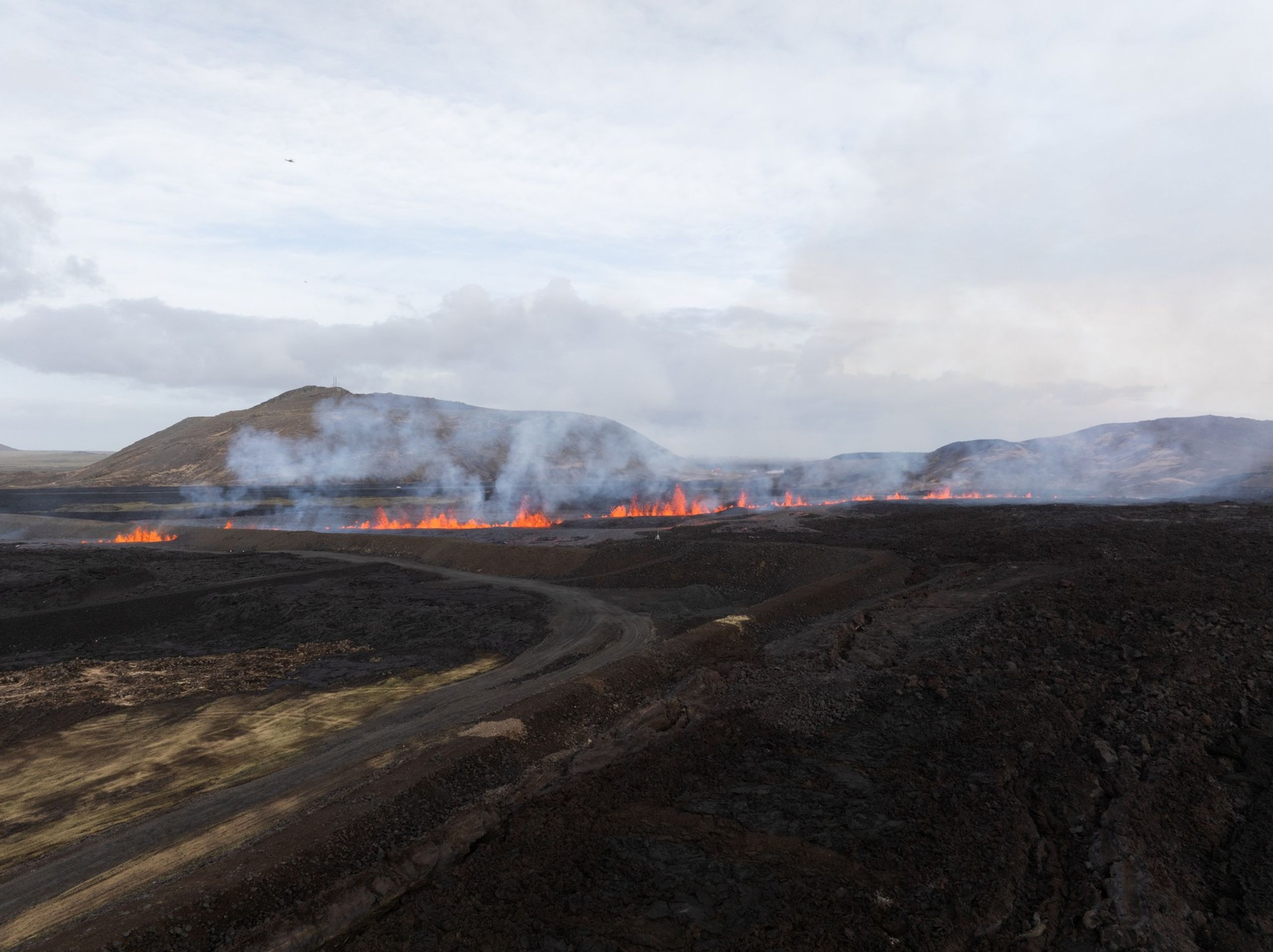 Roztavená láva vychází z pukliny na okraji rybářské vesnice Grindavík, 1. 4. 2025 (1) - Sopečné erupce na Islandu (2/17)