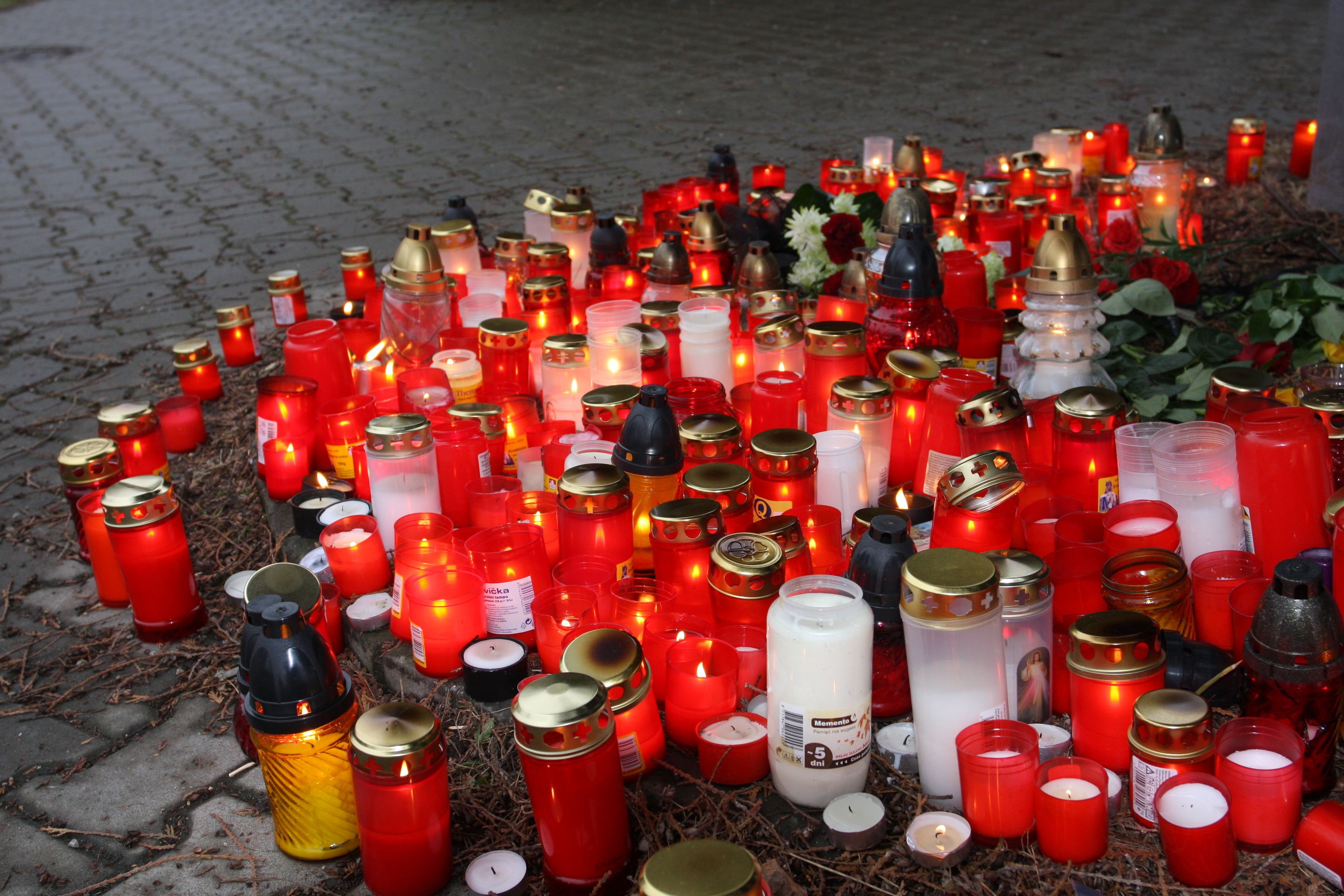 Pieta za oběti střelby v Uherském Brodě - 4 - Galerie: Pietní místo v Uherském Brodě (4/11)