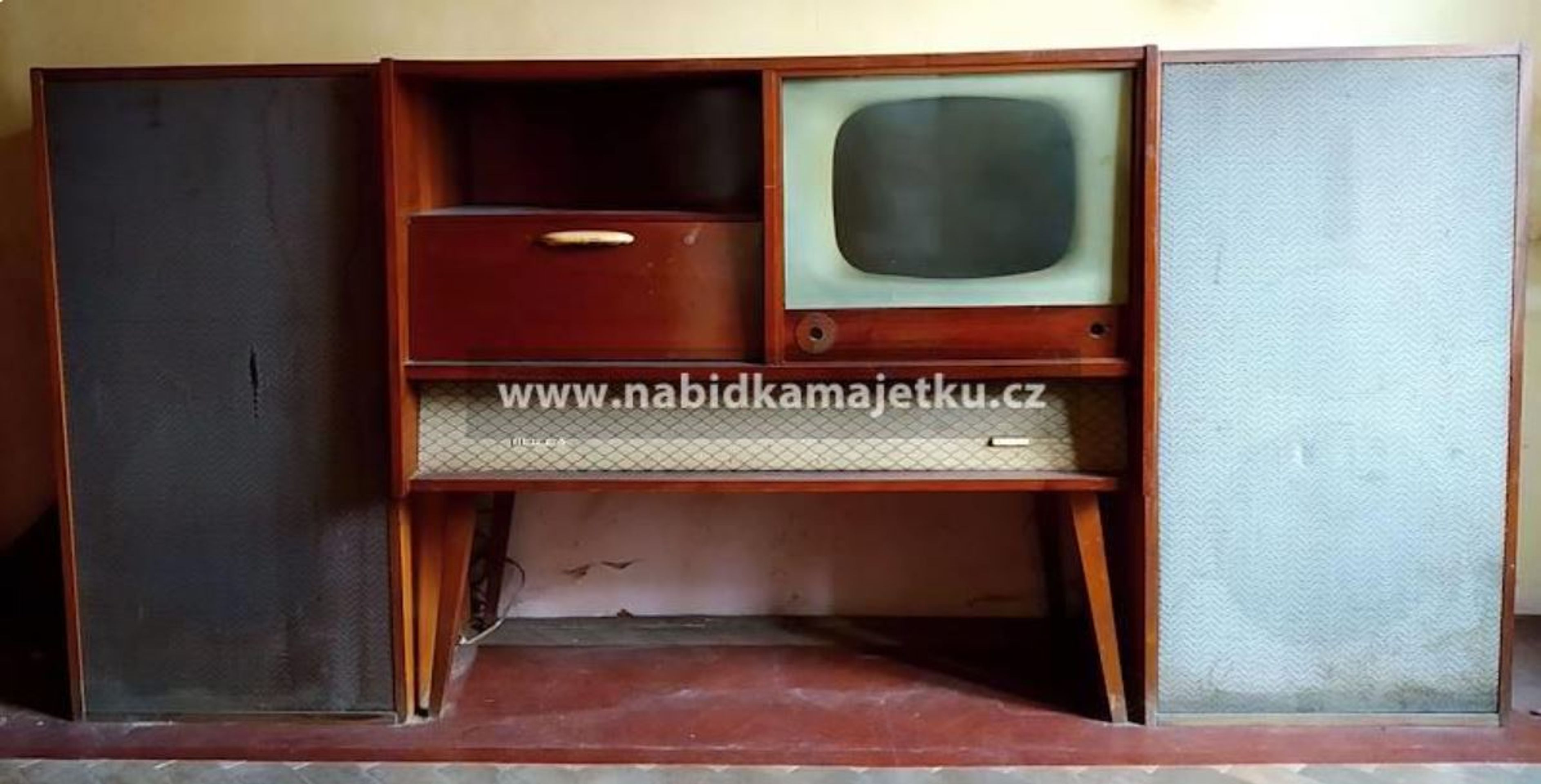 NABÍDKA MAJETKU STÁTU - Hudební skříň s TV - GALERIE: Nabídka majetku (1/11)