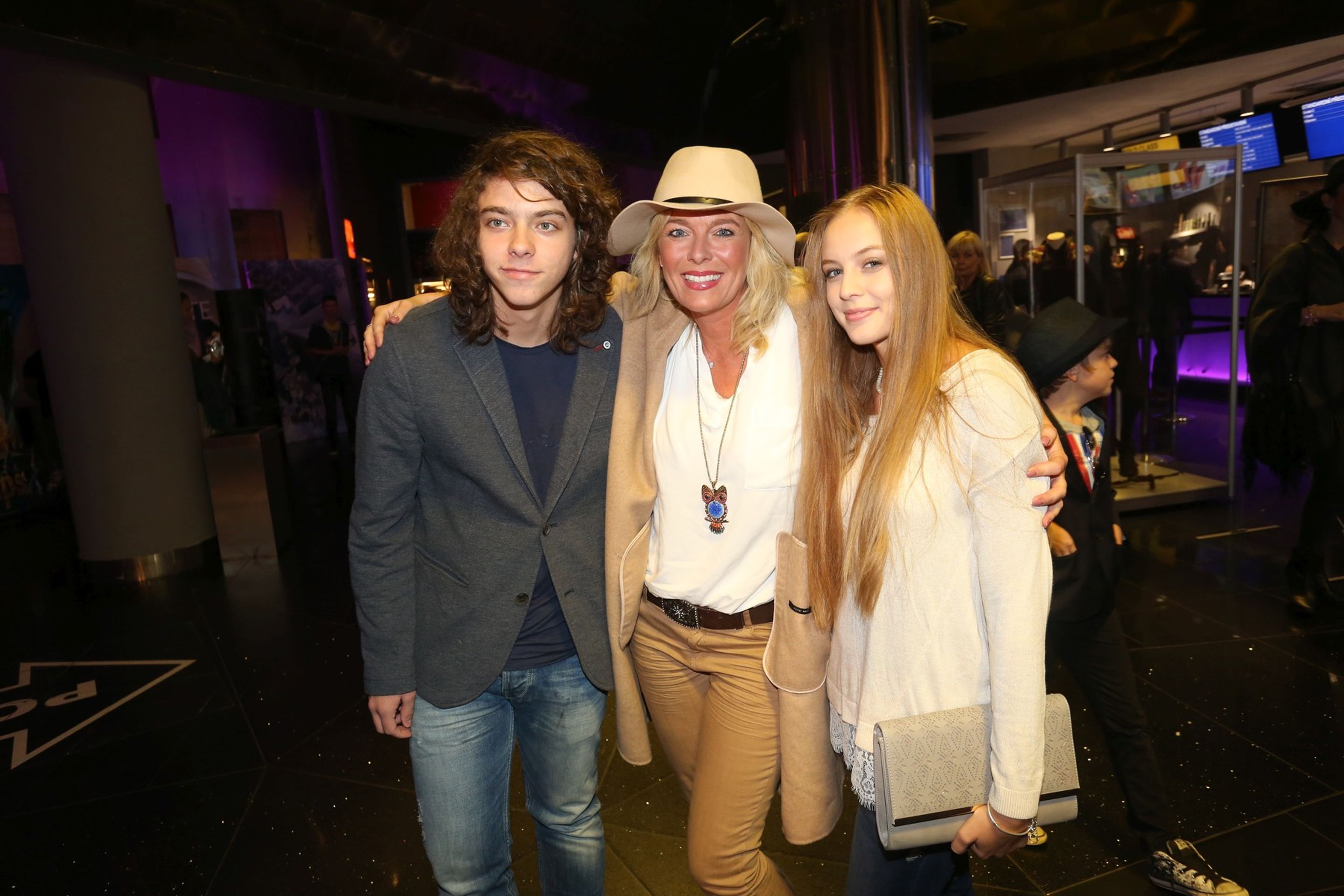 Lucie Benešová se synem Lucianem a jeho partnerkou, 6. 10. 2015 - Lucie Benešová a Filip Blažek (3/4)