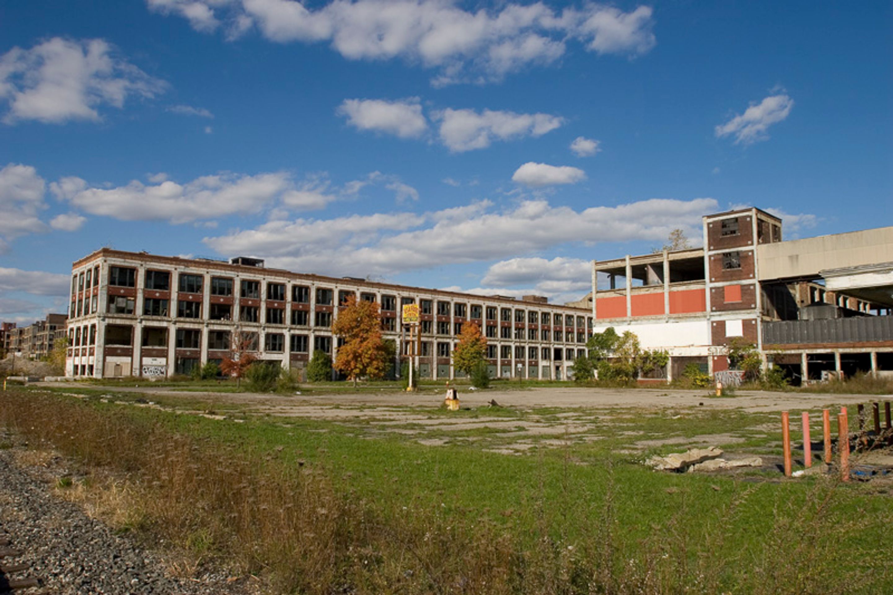 Packard Automotive Plant v Detroitu - Slavná obří továrna Packardu v Detroitu v dobách největší slávy a dnes (12/22)