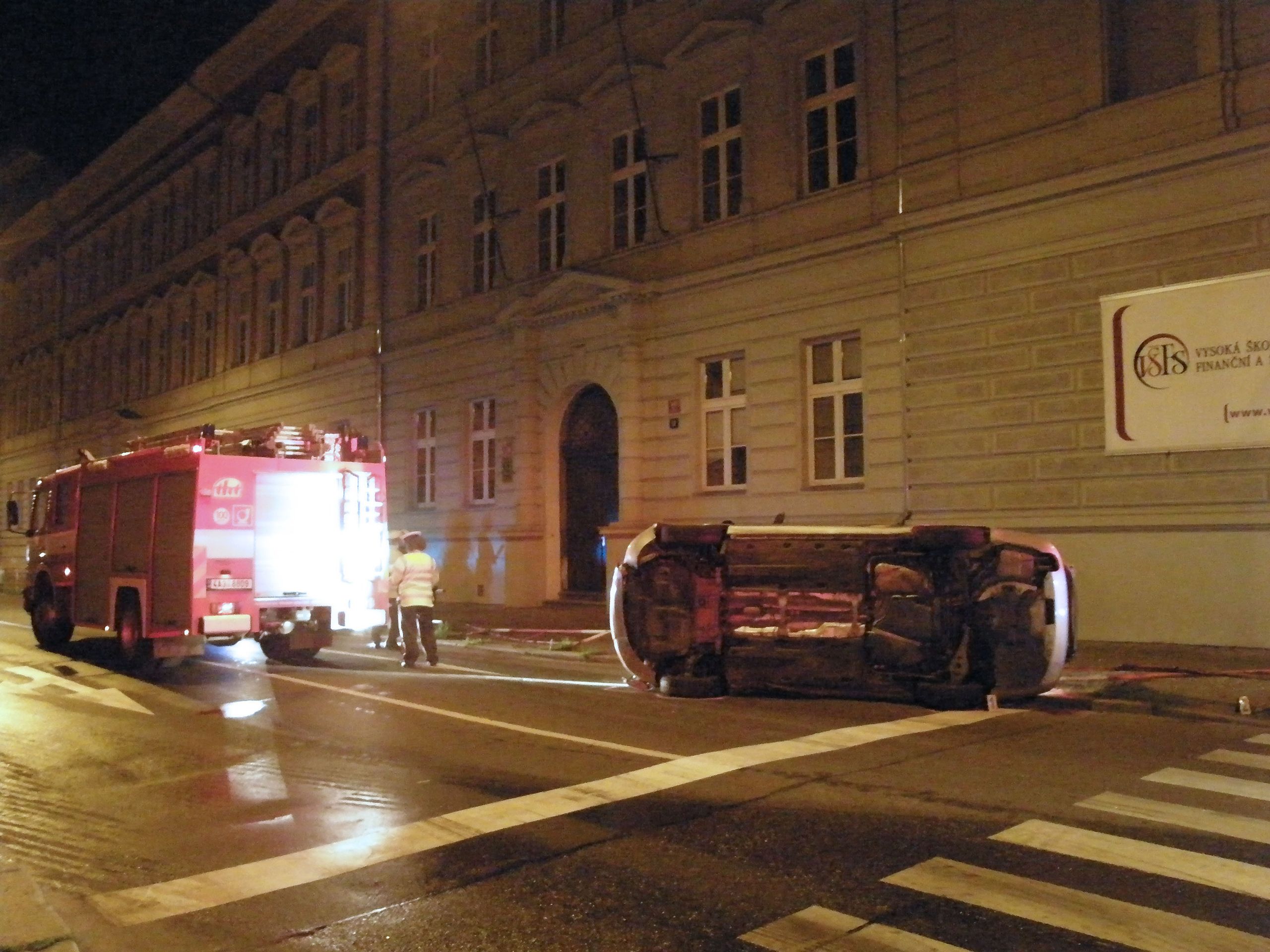 Nehoda policistů na Smíchově - 3 - Nehoda policistů na Smíchově (2/7)