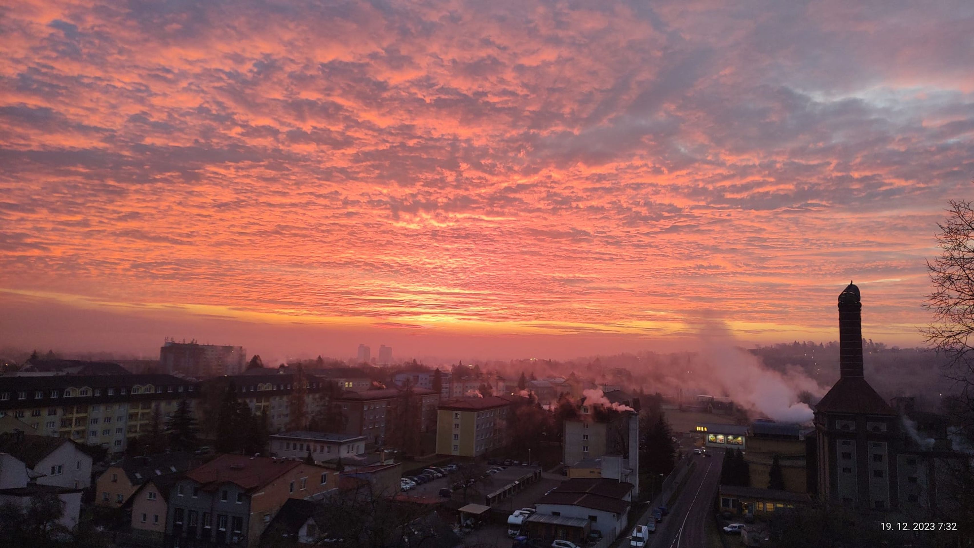 Ranní pohled z městského úřadu v Zábřebu na Moravě - Nebe nad Českem rozzářily červánky (11/19)