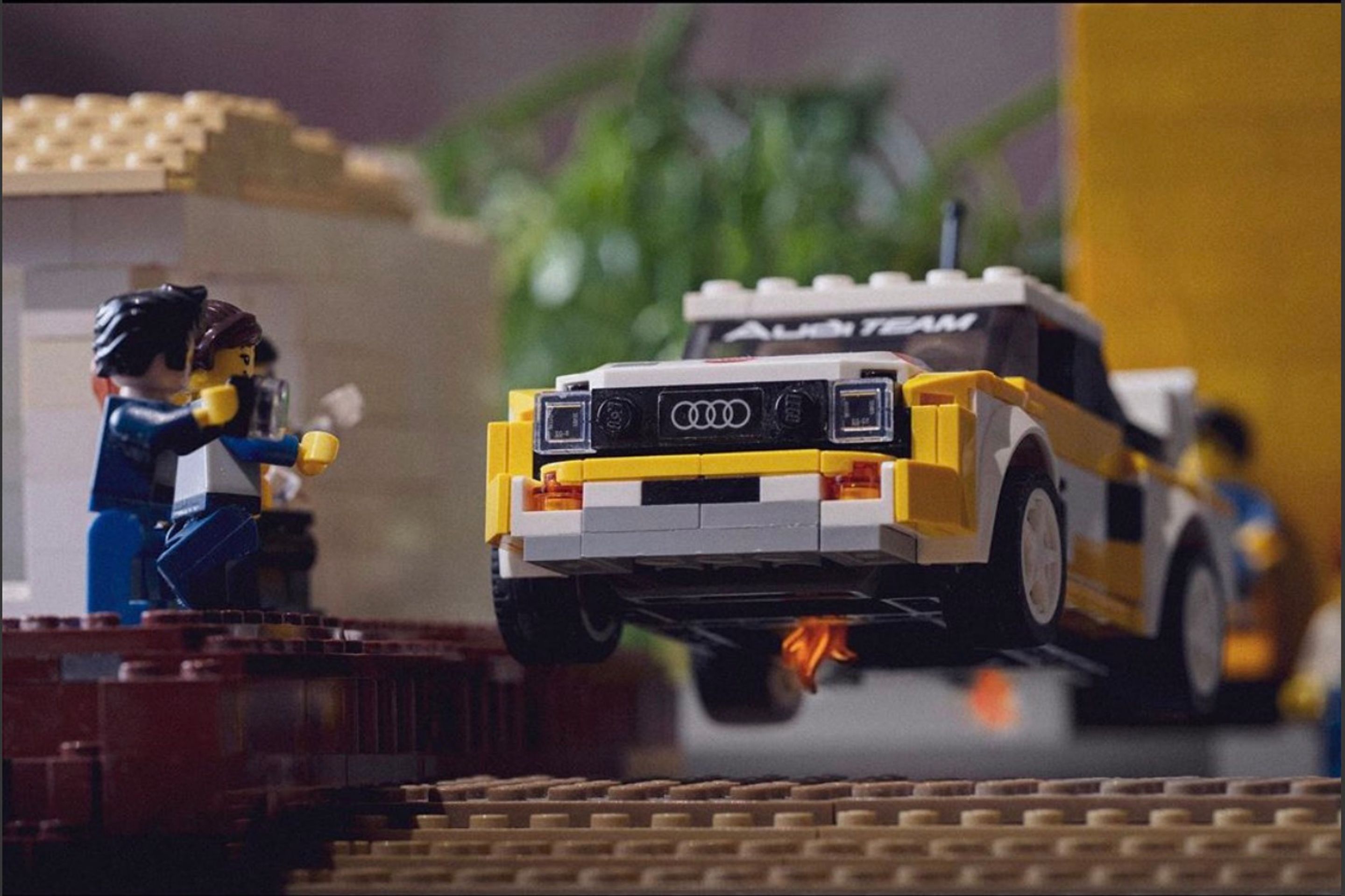 Fotograf vytvořil celé scény z Lega podle historických snímků - 18 - Fotogalerie: Úžasné scény z Lega zachycují legendární Audi Quattro (6/13)
