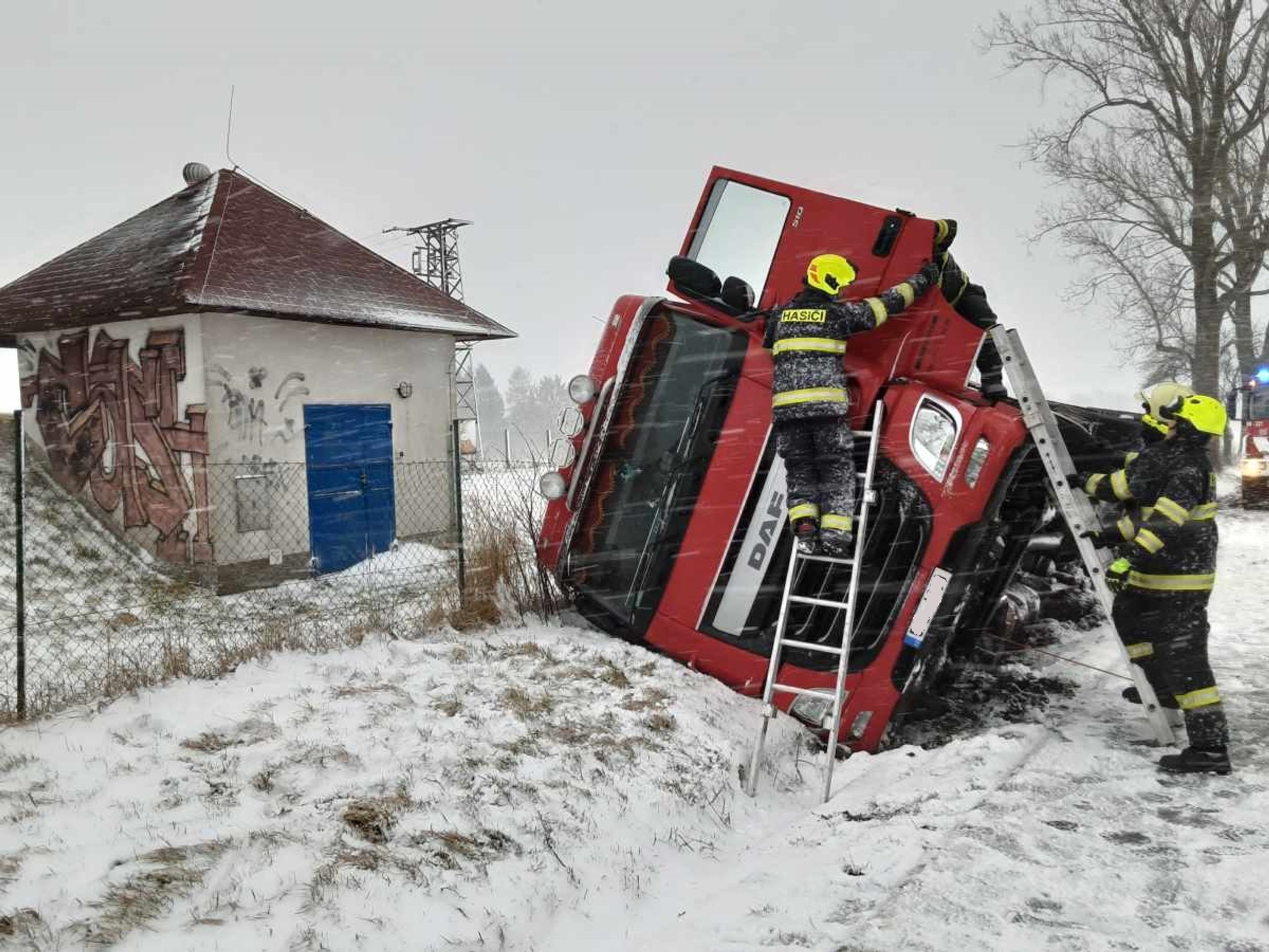 Nehoda na Přibyslavsku - Kvůli větru zasahují hasiči u desítek případů (3/15)