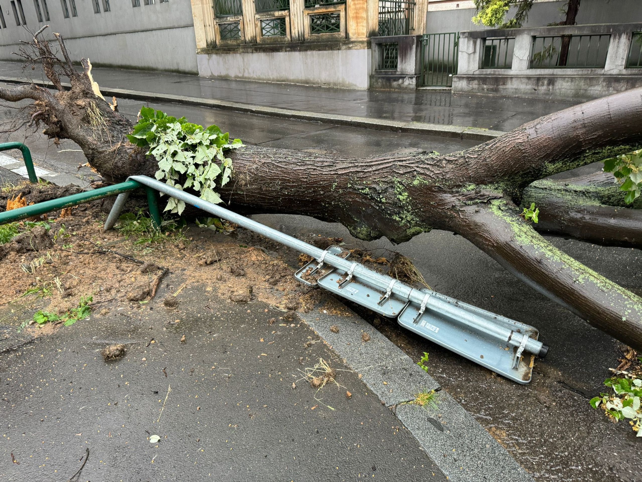 Českem se ženou prudké bouřky Hasiči Praha (2) - Českem se ženou prudké bouřky (21/23)