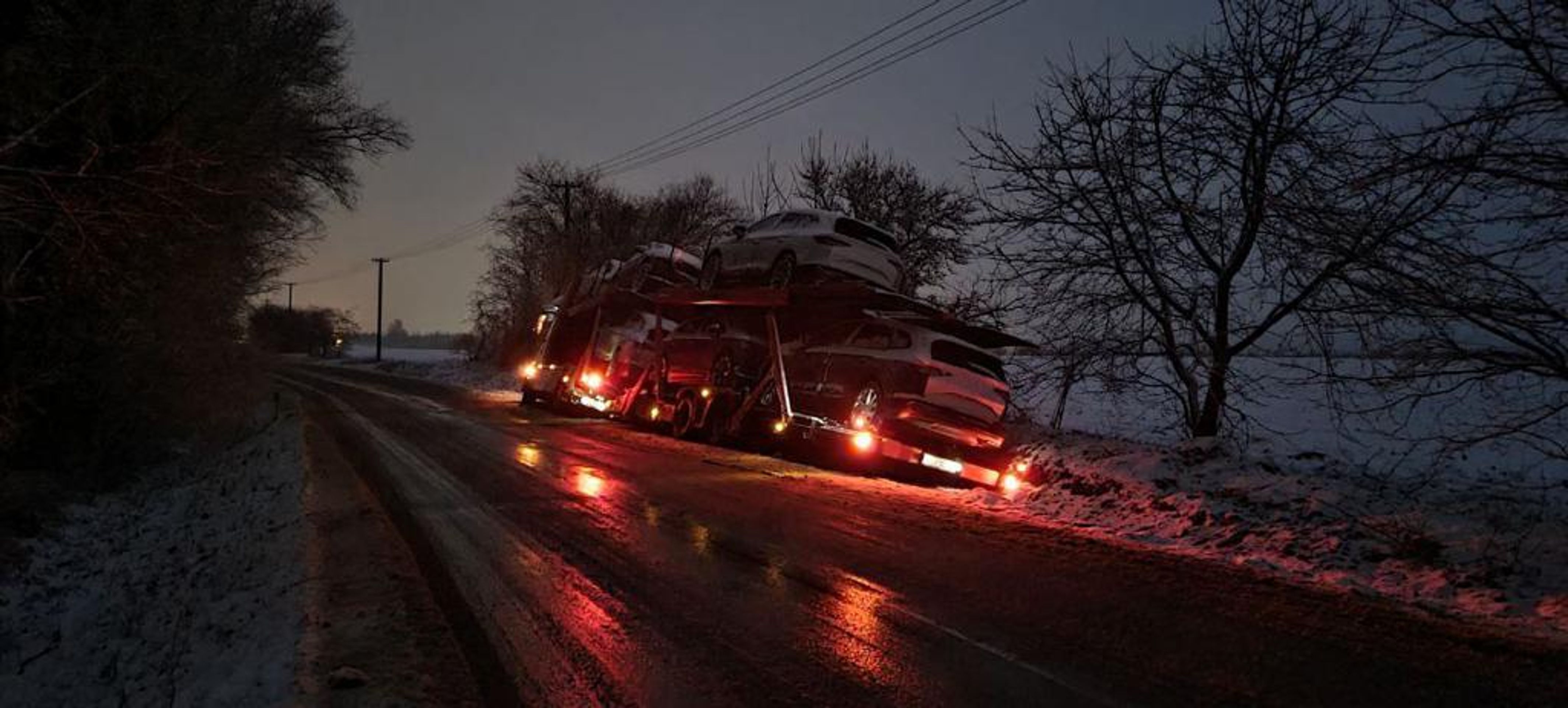Kamion na boku na Mělnicku - 1 - GALERIE: Na Mělnicku havarovalo nákladní auto (1/12)