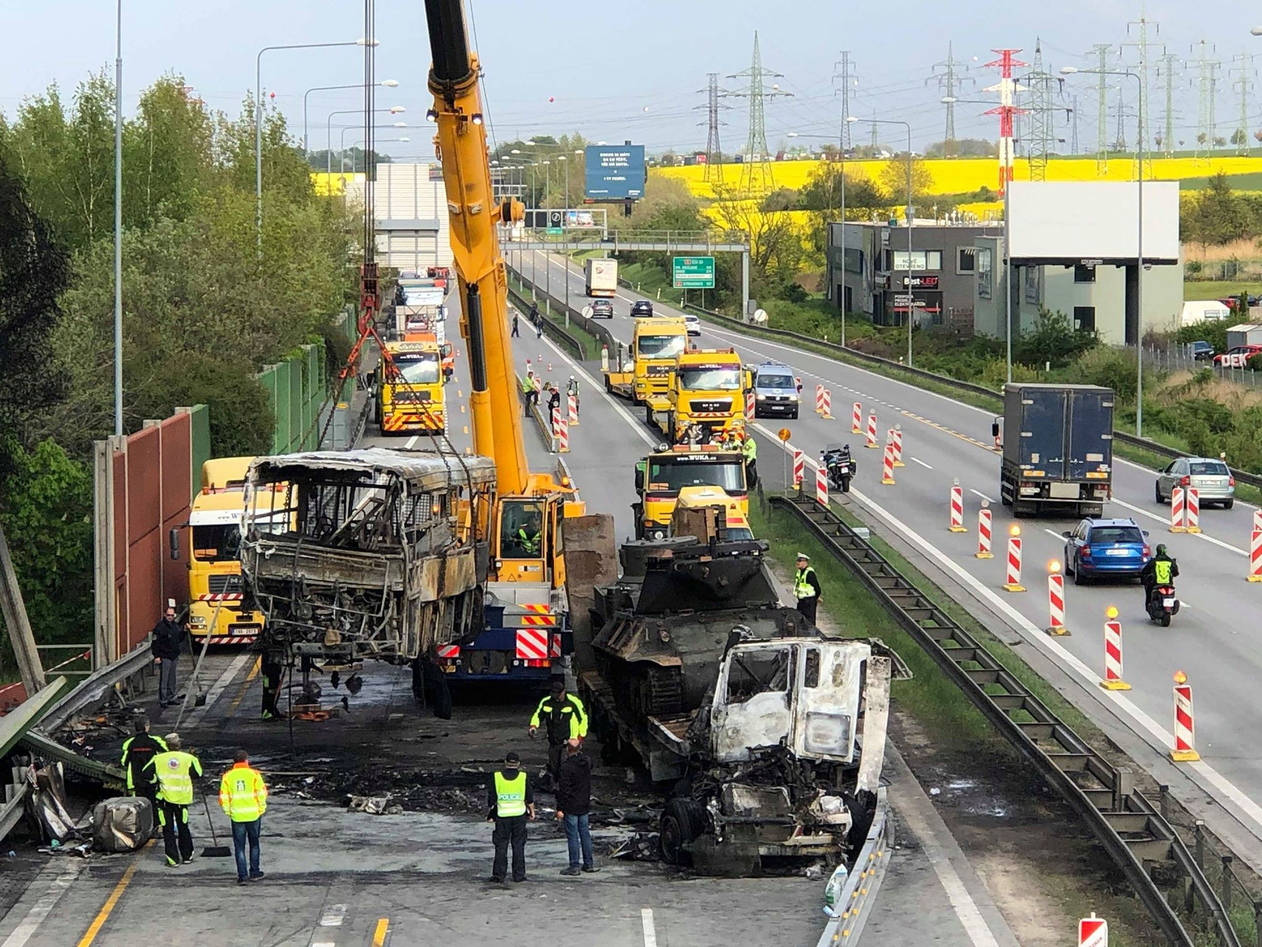 Odklízení trosek na Pražském okruhu - 8 - GALERIE: Nehoda autobusu a kamionů na pražském okruhu (19/30)
